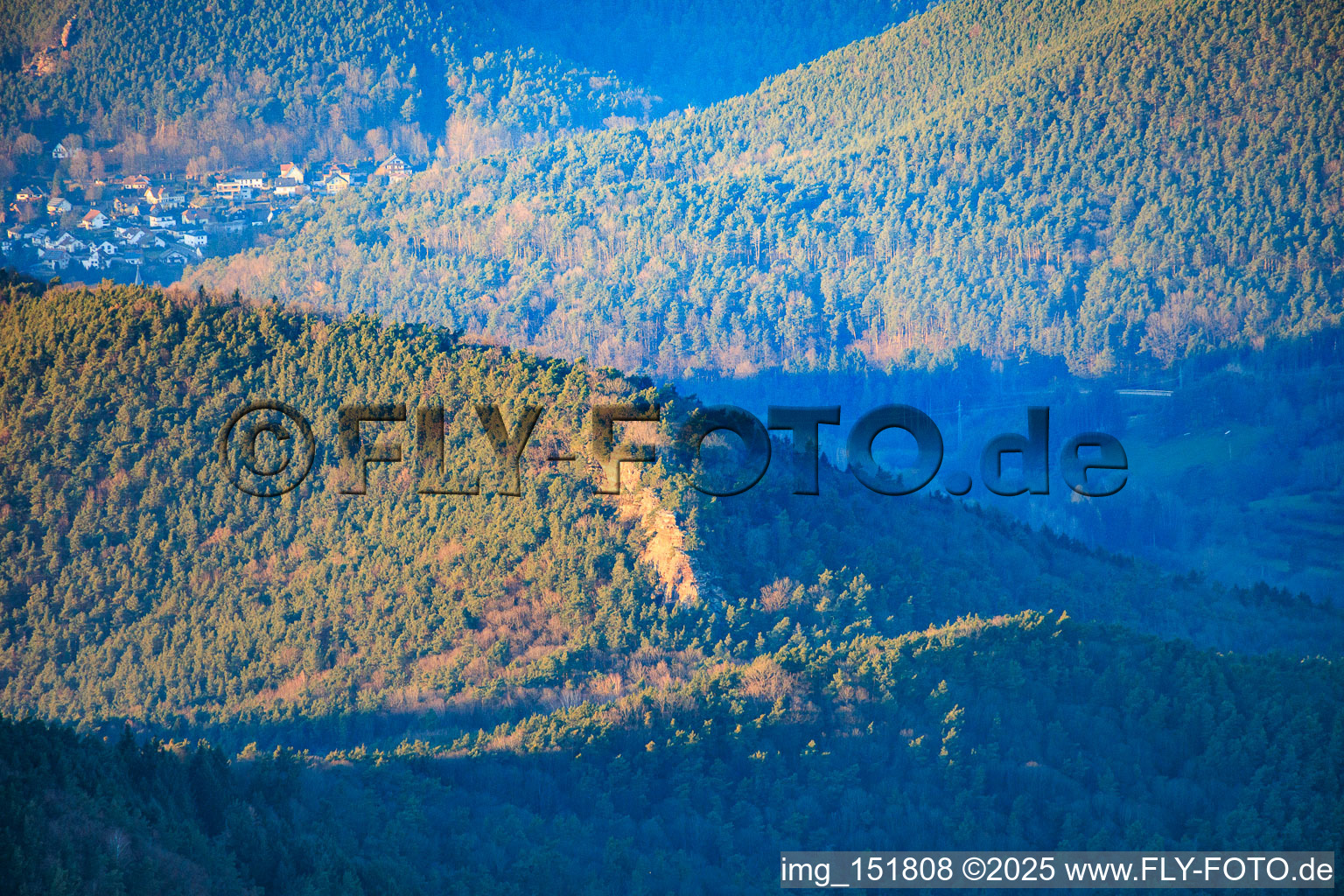 Vue aérienne de Rochers d'escalade en grès de Rötzenfels dans la forêt du Palatinat à le quartier Gossersweiler in Gossersweiler-Stein dans le département Rhénanie-Palatinat, Allemagne