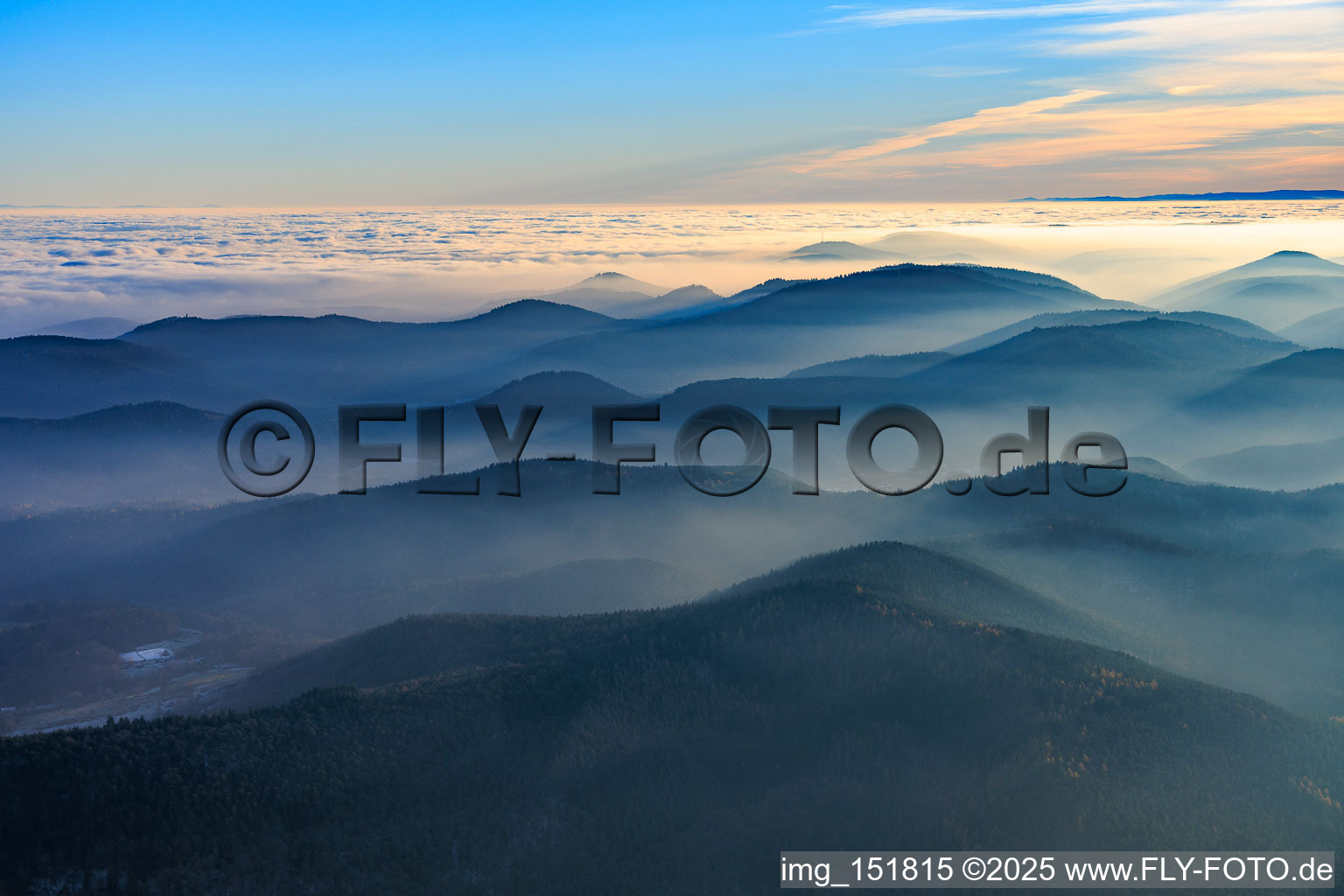 Vue aérienne de Collines de la forêt palatine et des Vosges septentrionales dans la brume du soir à Silz dans le département Rhénanie-Palatinat, Allemagne