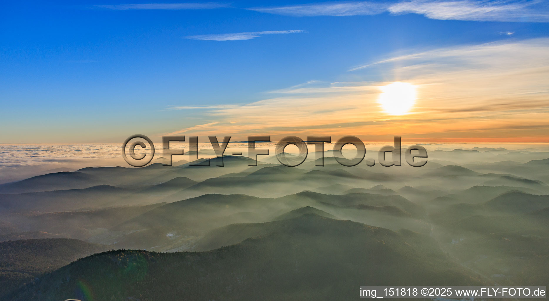 Vue aérienne de Panorama de la forêt du Palatinat et des monts Vosges septentrionaux dans la brume du soir à Birkenhördt dans le département Rhénanie-Palatinat, Allemagne
