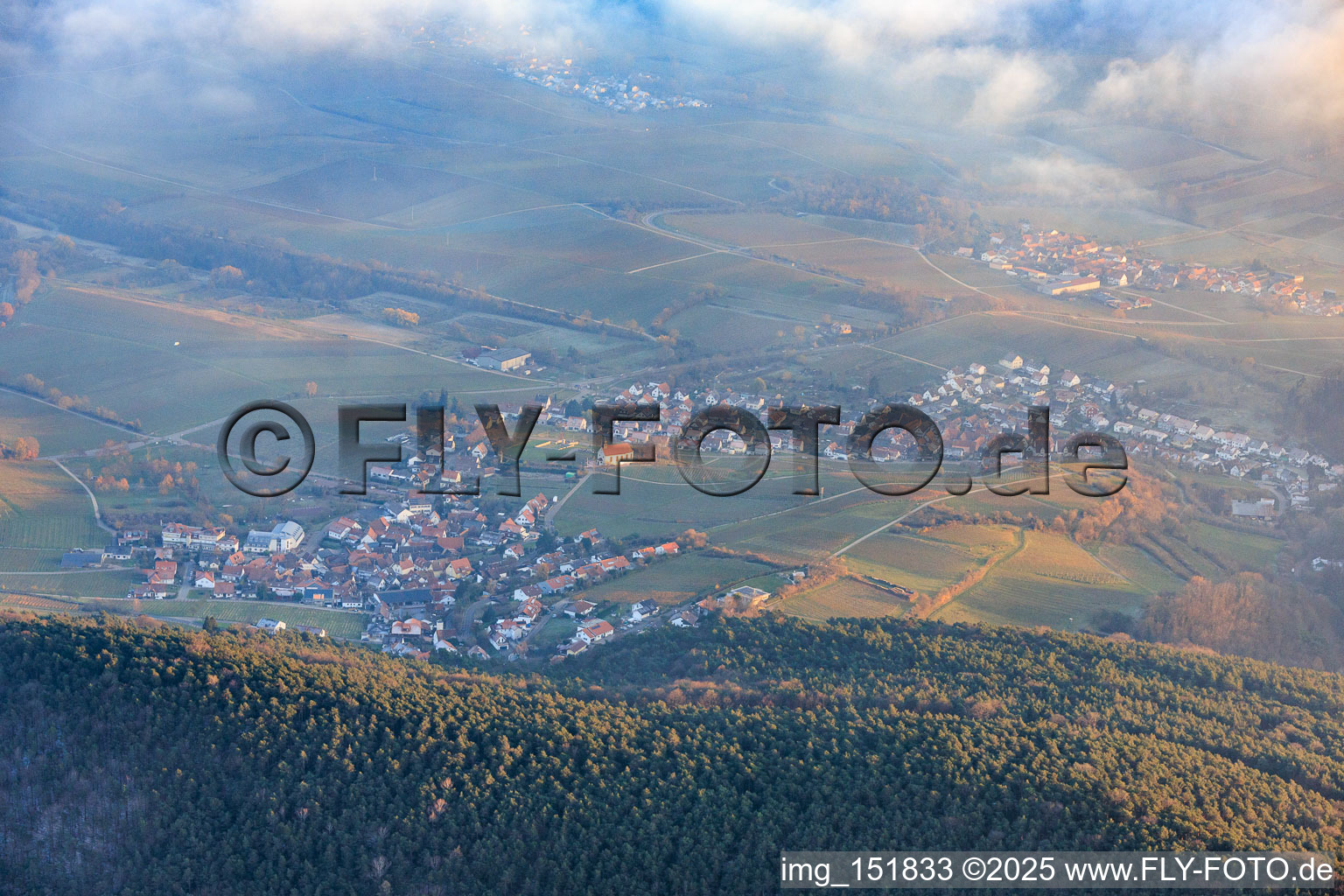 Vue aérienne de Vue de la ville depuis l'ouest, avec la chapelle de Denys entre les nuages et les montagnes. à le quartier Gleiszellen in Gleiszellen-Gleishorbach dans le département Rhénanie-Palatinat, Allemagne