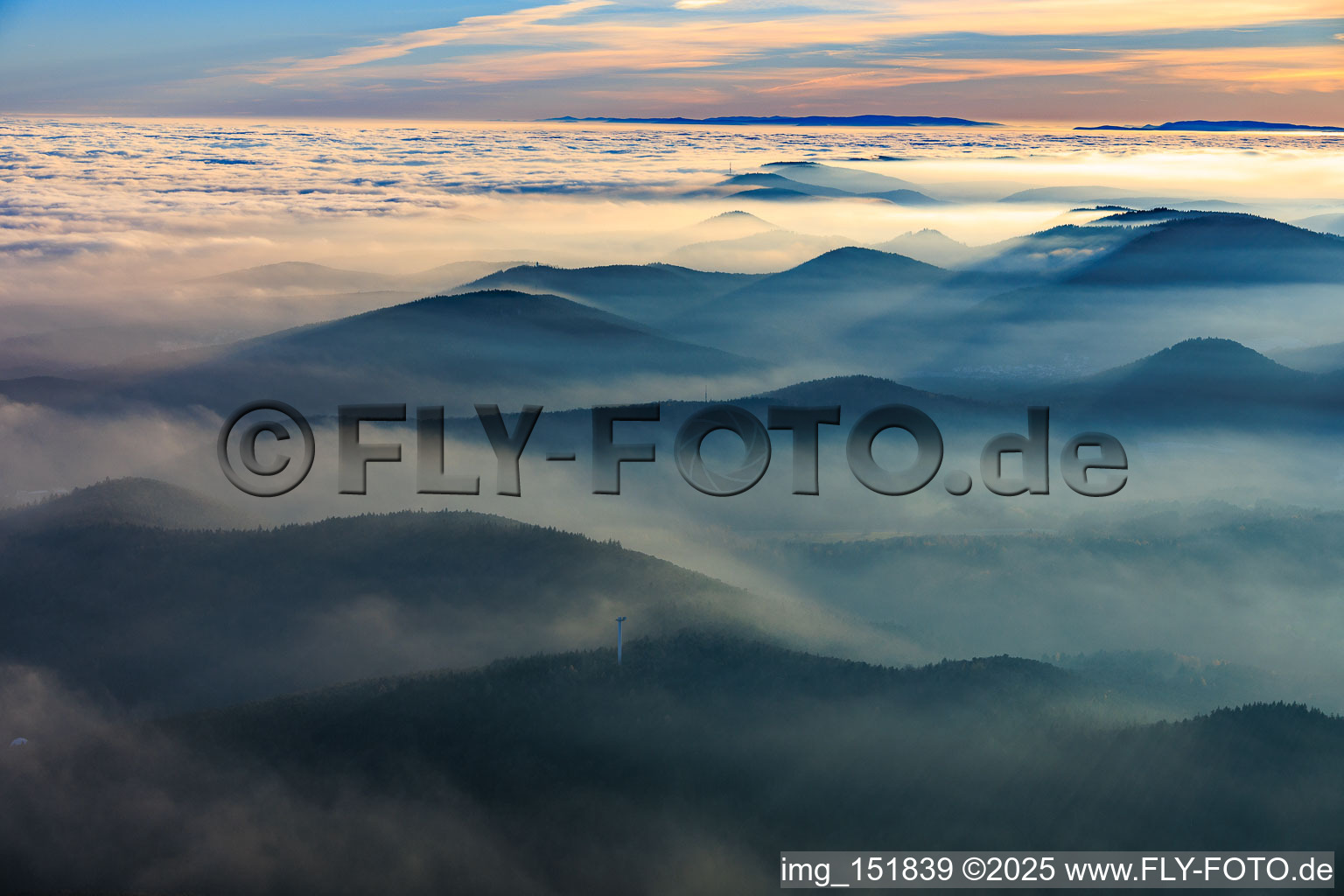 Vue aérienne de Panorama de la forêt du Palatinat et des Vosges septentrionales dans la brume du soir - au premier plan, la tour de Stäffelsberg à Klingenmünster dans le département Rhénanie-Palatinat, Allemagne