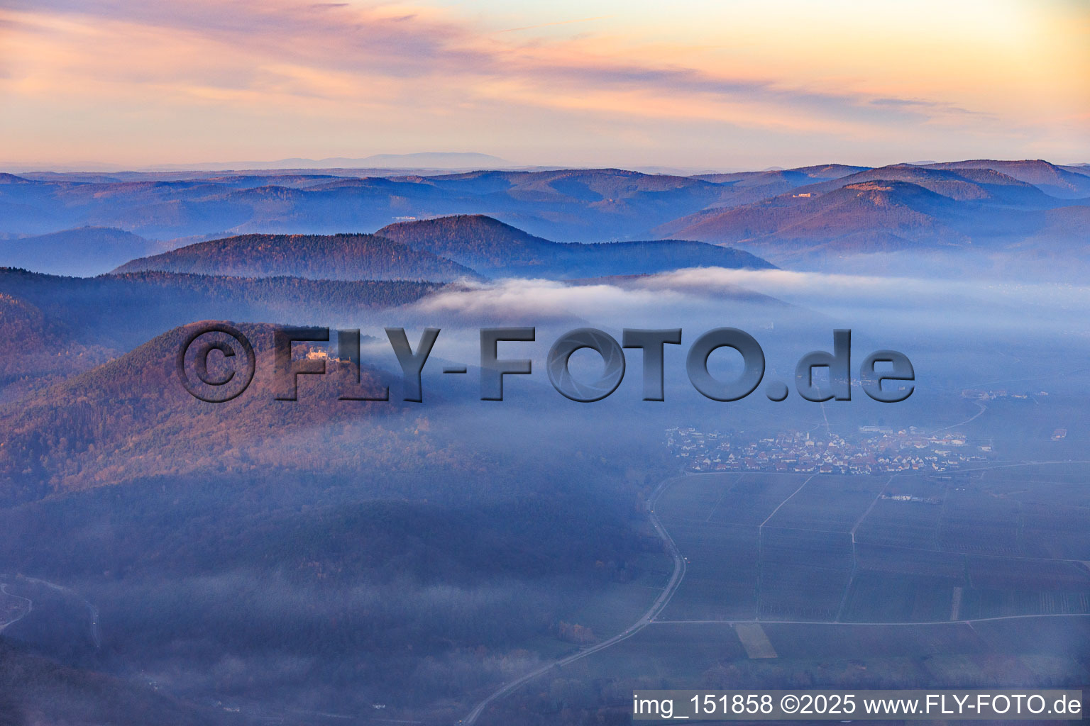 Vue aérienne de Nuages bas au-dessus de la route des vins à Eschbach dans le département Rhénanie-Palatinat, Allemagne
