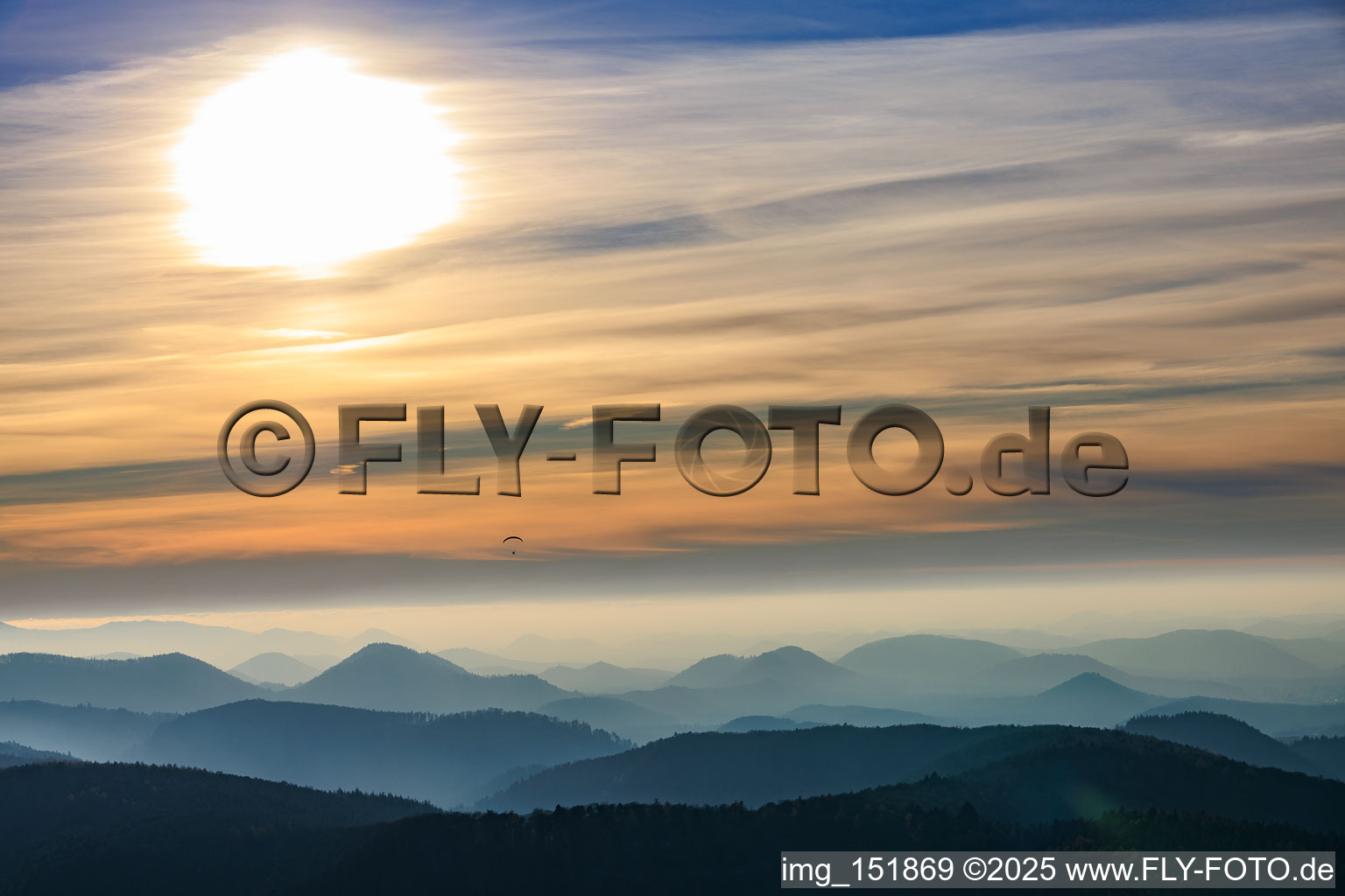 Vue aérienne de Parapentes au-dessus de la région de Wasgau en soirée à Fischbach bei Dahn dans le département Rhénanie-Palatinat, Allemagne