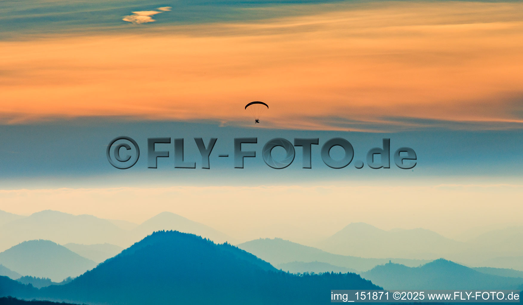 Vue aérienne de Parapentes au-dessus de la région de Wasgau en soirée à Fischbach bei Dahn dans le département Rhénanie-Palatinat, Allemagne
