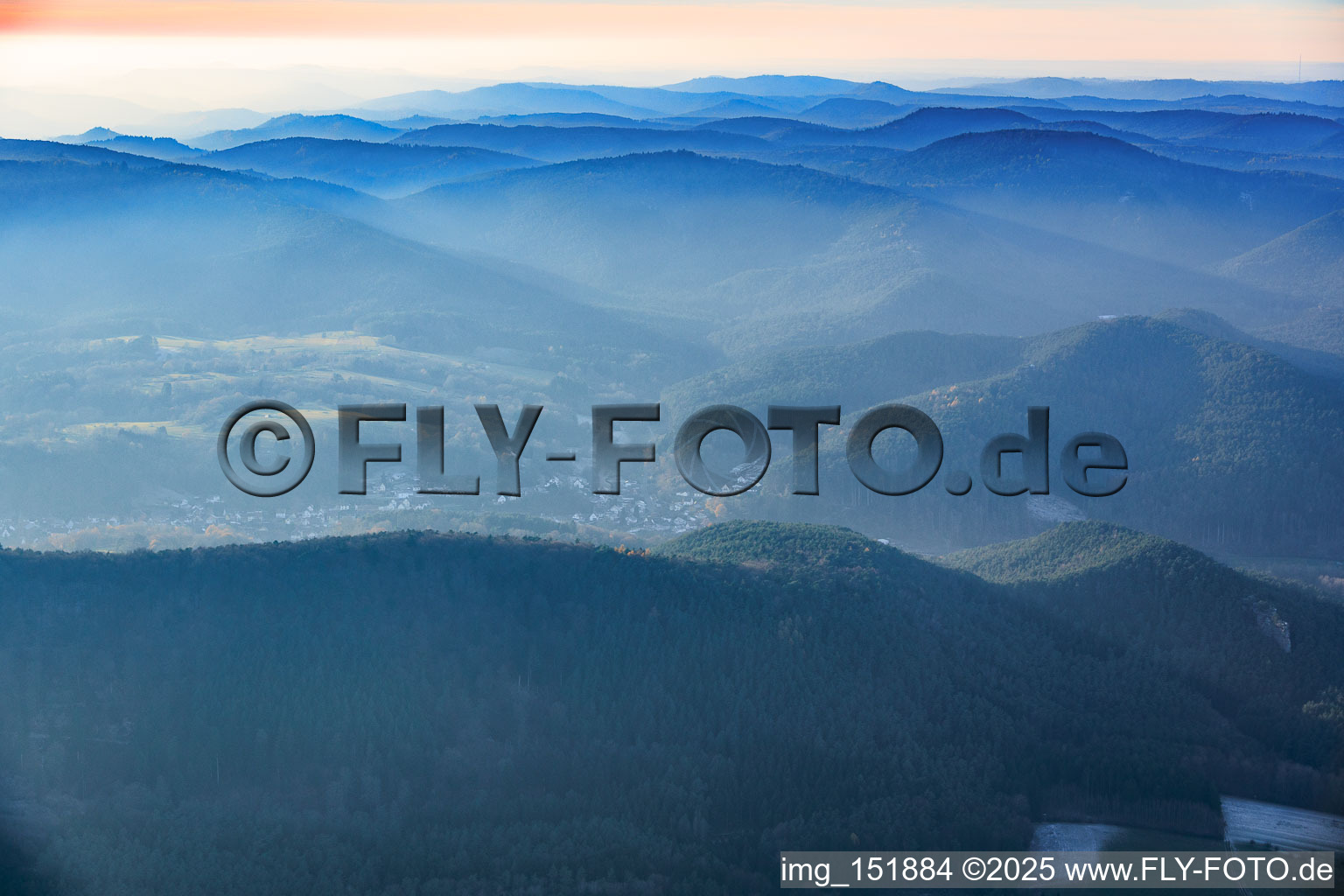 Vue aérienne de Forêt du Palatinat dans la brume à Bruchweiler-Bärenbach dans le département Rhénanie-Palatinat, Allemagne