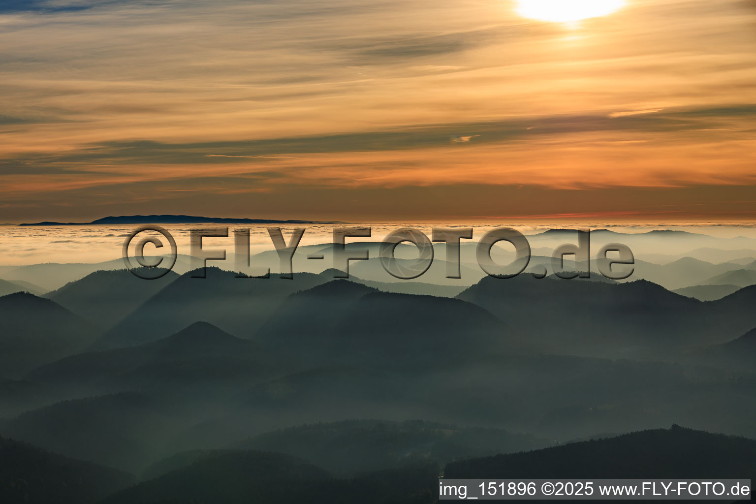 Vue aérienne de Vue sur la Forêt-Noire par-delà la plaine du Rhin, dans les nuages à le quartier Schweigen in Schweigen-Rechtenbach dans le département Rhénanie-Palatinat, Allemagne
