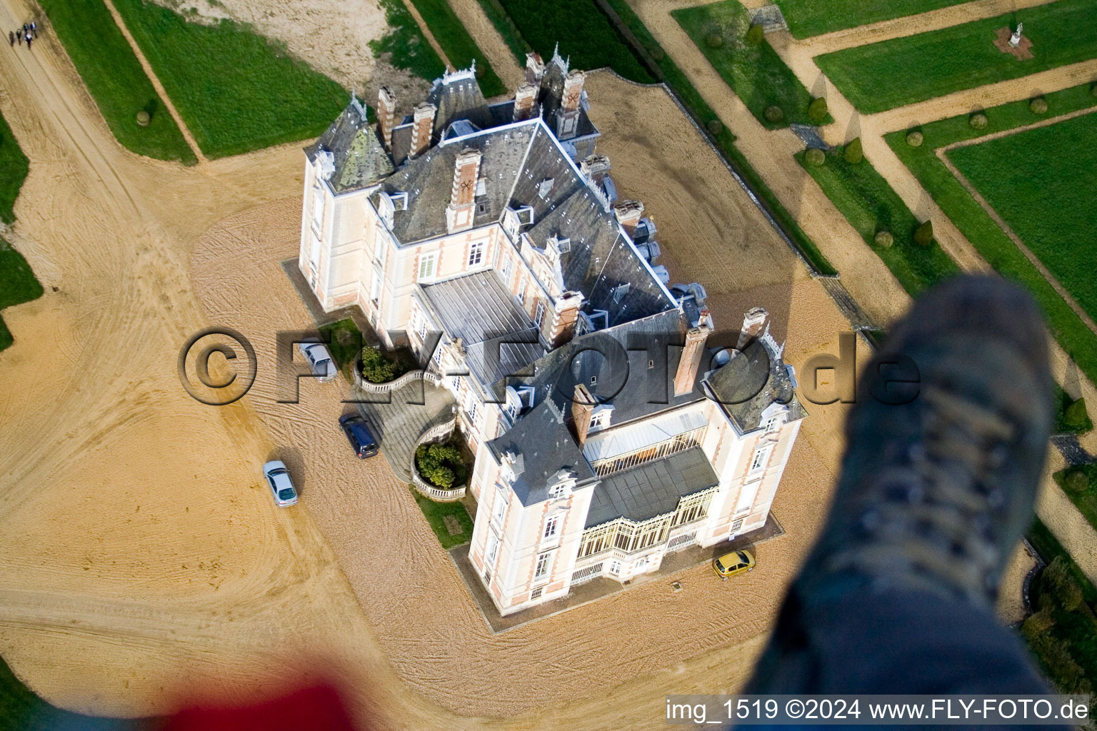 Vue aérienne de Château du Domaine de la Pierre à Coudrecieux dans le département Sarthe, France