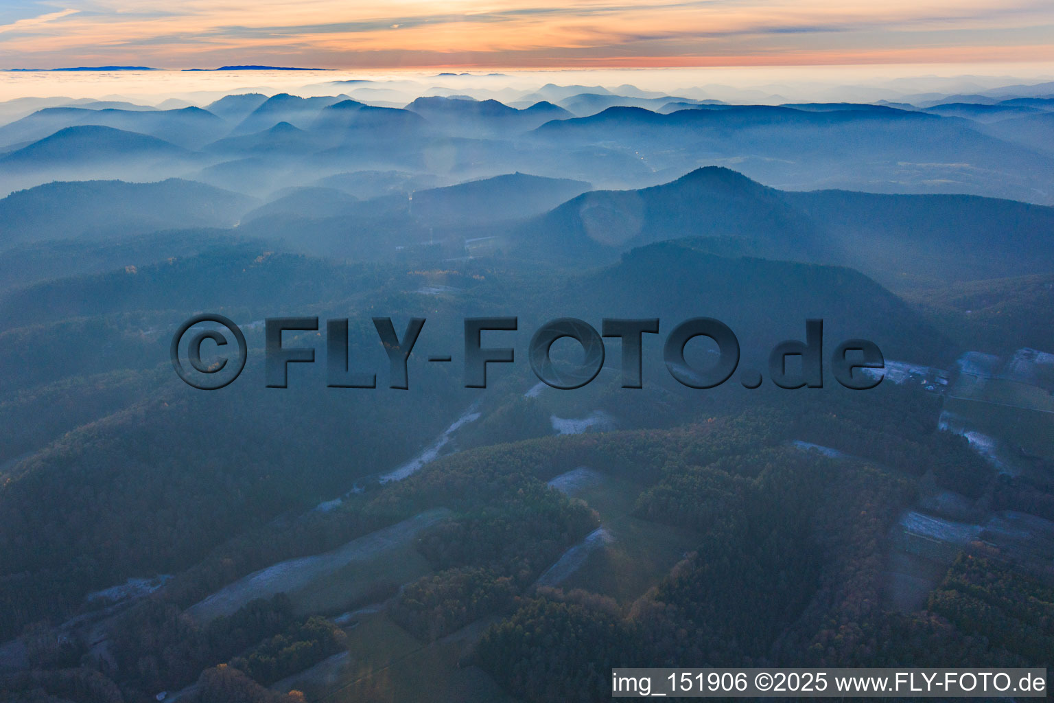 Vue aérienne de Forêt du Palatinat et montagnes des Vosges septentrionales dans la brume du soir à Erlenbach bei Dahn dans le département Rhénanie-Palatinat, Allemagne