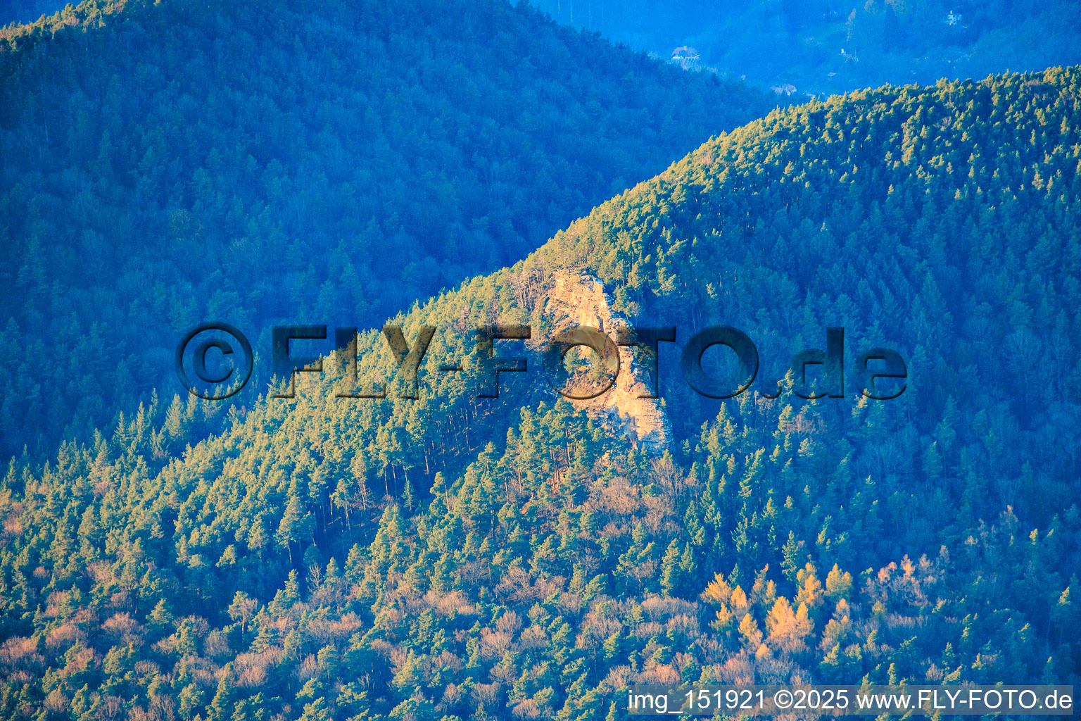 Vue aérienne de Rochers d'escalade en grès de Rötzenfels dans la forêt du Palatinat à le quartier Gossersweiler in Gossersweiler-Stein dans le département Rhénanie-Palatinat, Allemagne