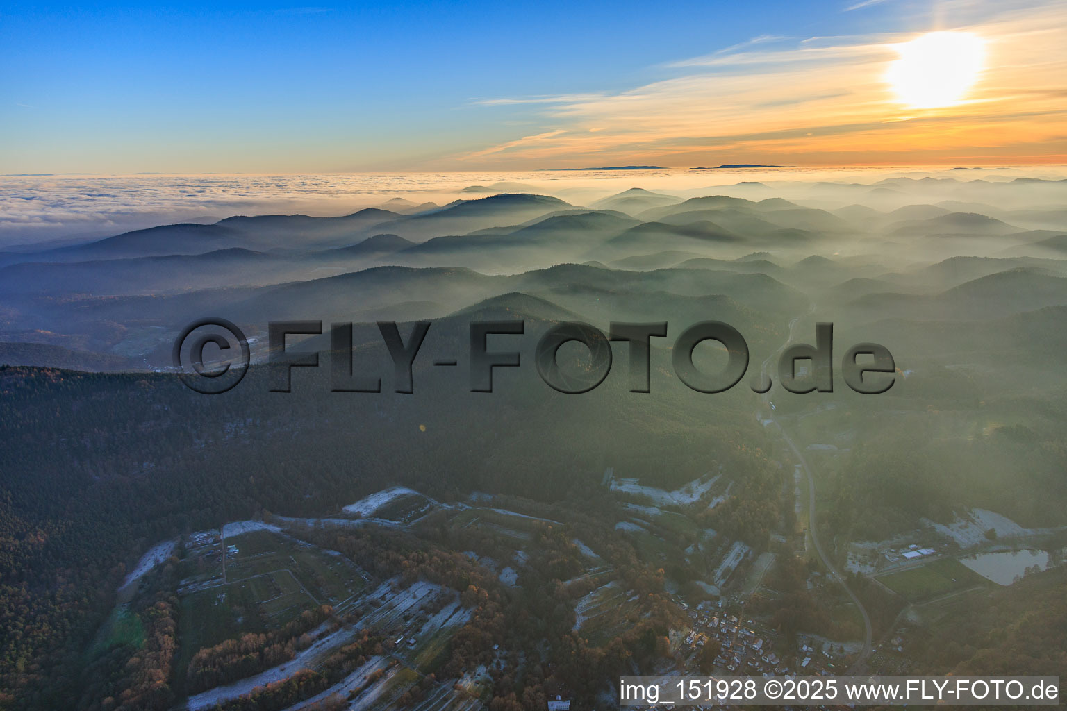 Vue aérienne de Forêt du Palatinat et montagnes des Vosges septentrionales dans la brume du soir à Silz dans le département Rhénanie-Palatinat, Allemagne