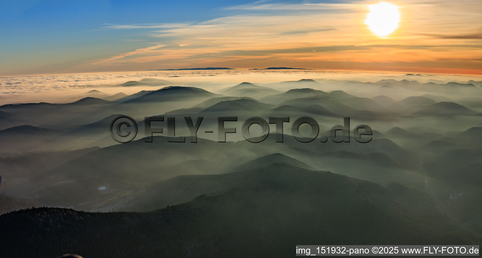 Vue aérienne de Panorama de la forêt du Palatinat et des monts Vosges septentrionaux dans la brume du soir à le quartier Blankenborn in Bad Bergzabern dans le département Rhénanie-Palatinat, Allemagne