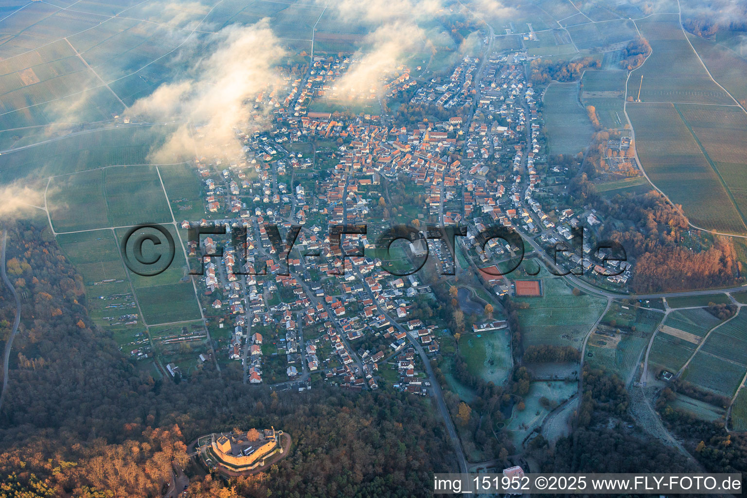 Vue oblique de Vue de la ville depuis l'ouest, avec le château de Landeck baigné par la lumière du soir. à Klingenmünster dans le département Rhénanie-Palatinat, Allemagne