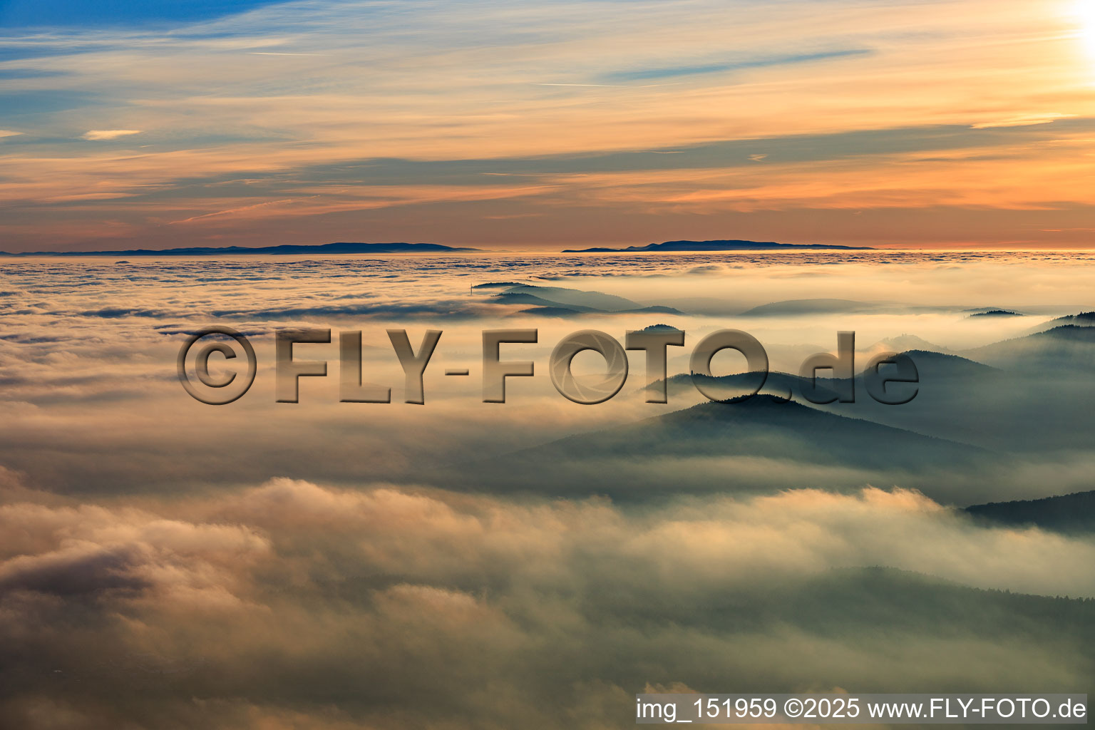 Vue aérienne de Nuages bas au-dessus de la plaine du Rhin à Dörrenbach dans le département Rhénanie-Palatinat, Allemagne