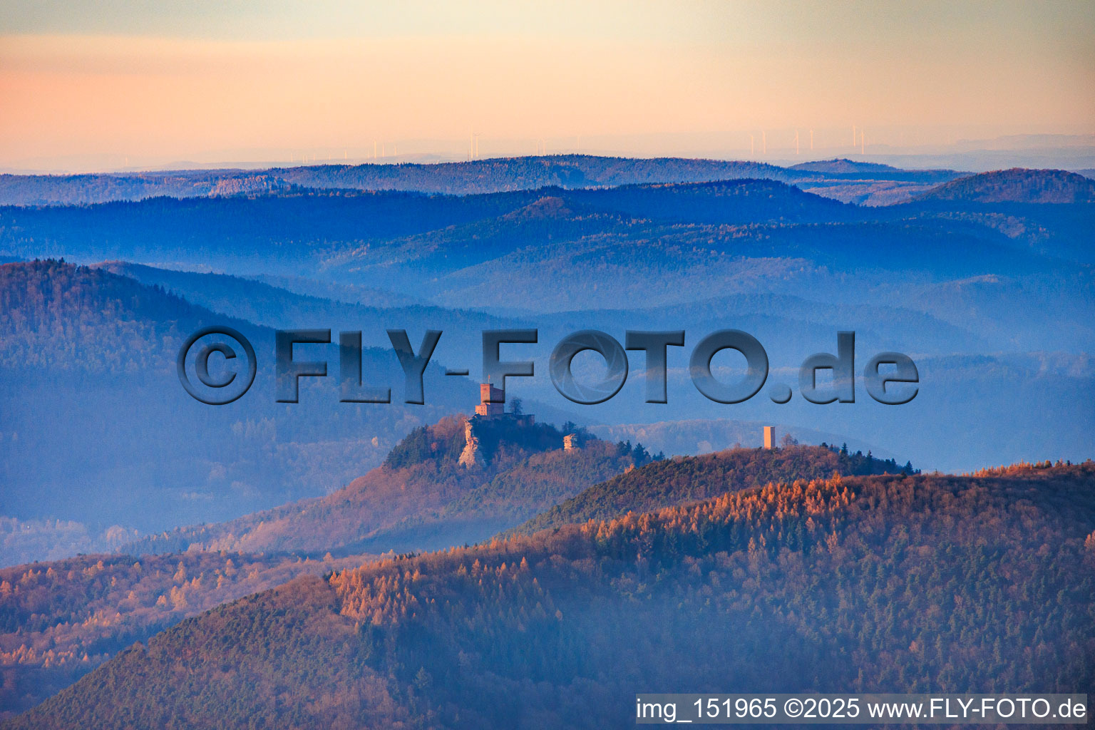 Vue aérienne de Le château de Trifels au crépuscule - au premier plan, les ruines des châteaux d'Anebos et de Münz à Klingenmünster dans le département Rhénanie-Palatinat, Allemagne