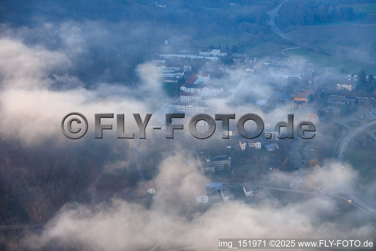 Vue aérienne de Nuages bas au-dessus du Pfalzklinik Landeck à Klingenmünster dans le département Rhénanie-Palatinat, Allemagne