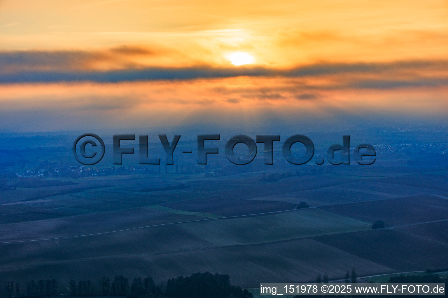 Vue aérienne de Coucher de soleil avec des nuages bas à Oberhausen dans le département Rhénanie-Palatinat, Allemagne