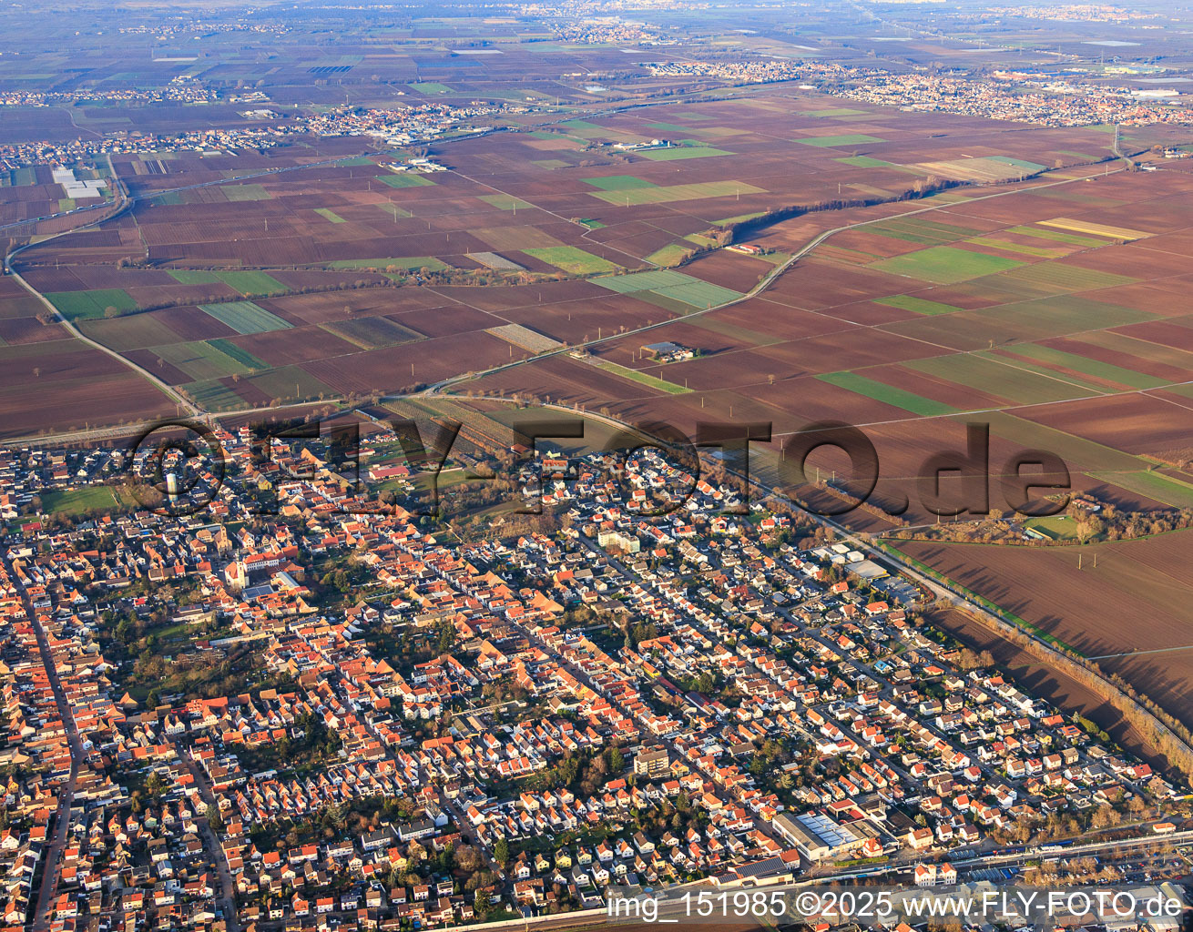Vue aérienne de Route principale venant du sud à le quartier Böhl in Böhl-Iggelheim dans le département Rhénanie-Palatinat, Allemagne