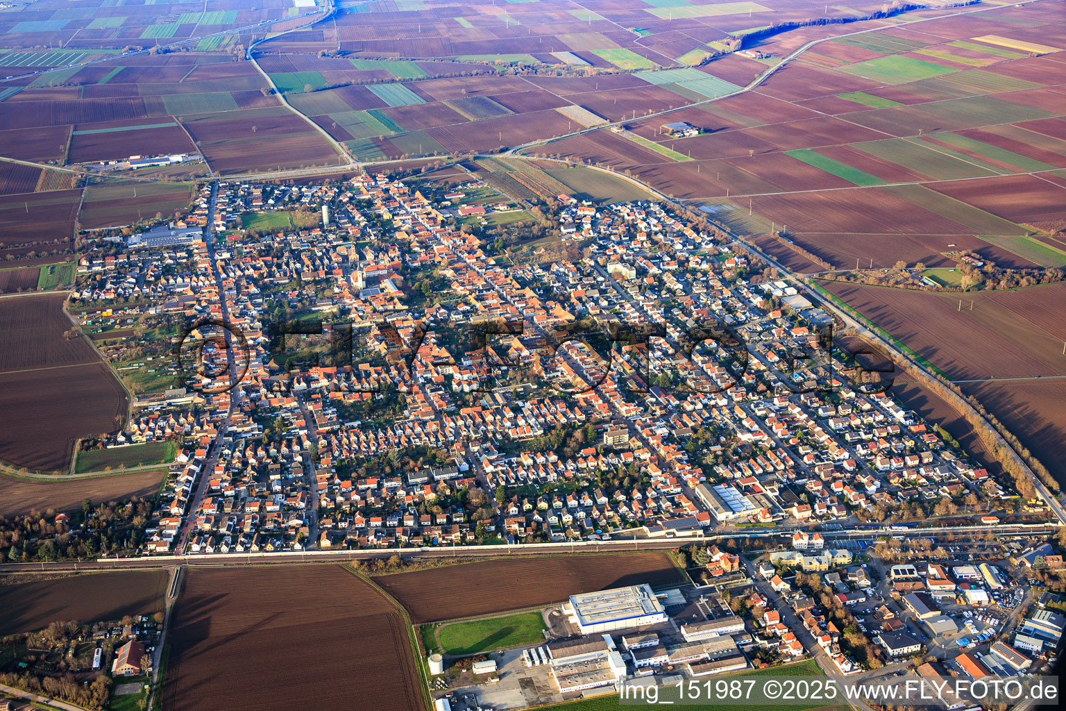 Vue aérienne de Vue d'ensemble de la ville depuis le sud à le quartier Böhl in Böhl-Iggelheim dans le département Rhénanie-Palatinat, Allemagne
