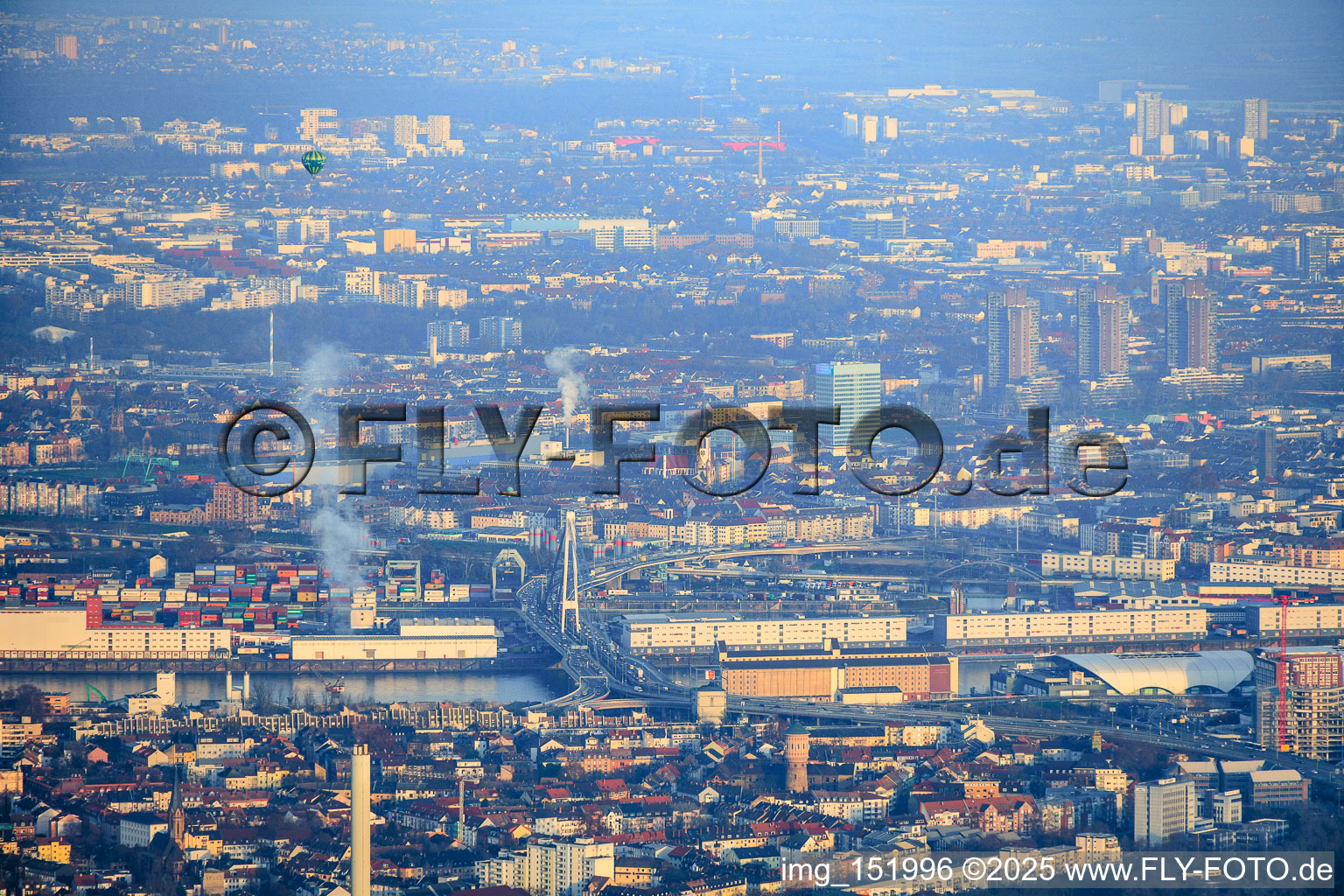 Vue aérienne de Au-delà du pont Kurt-Schumacher en venant de l'ouest à le quartier Innenstadt in Mannheim dans le département Bade-Wurtemberg, Allemagne