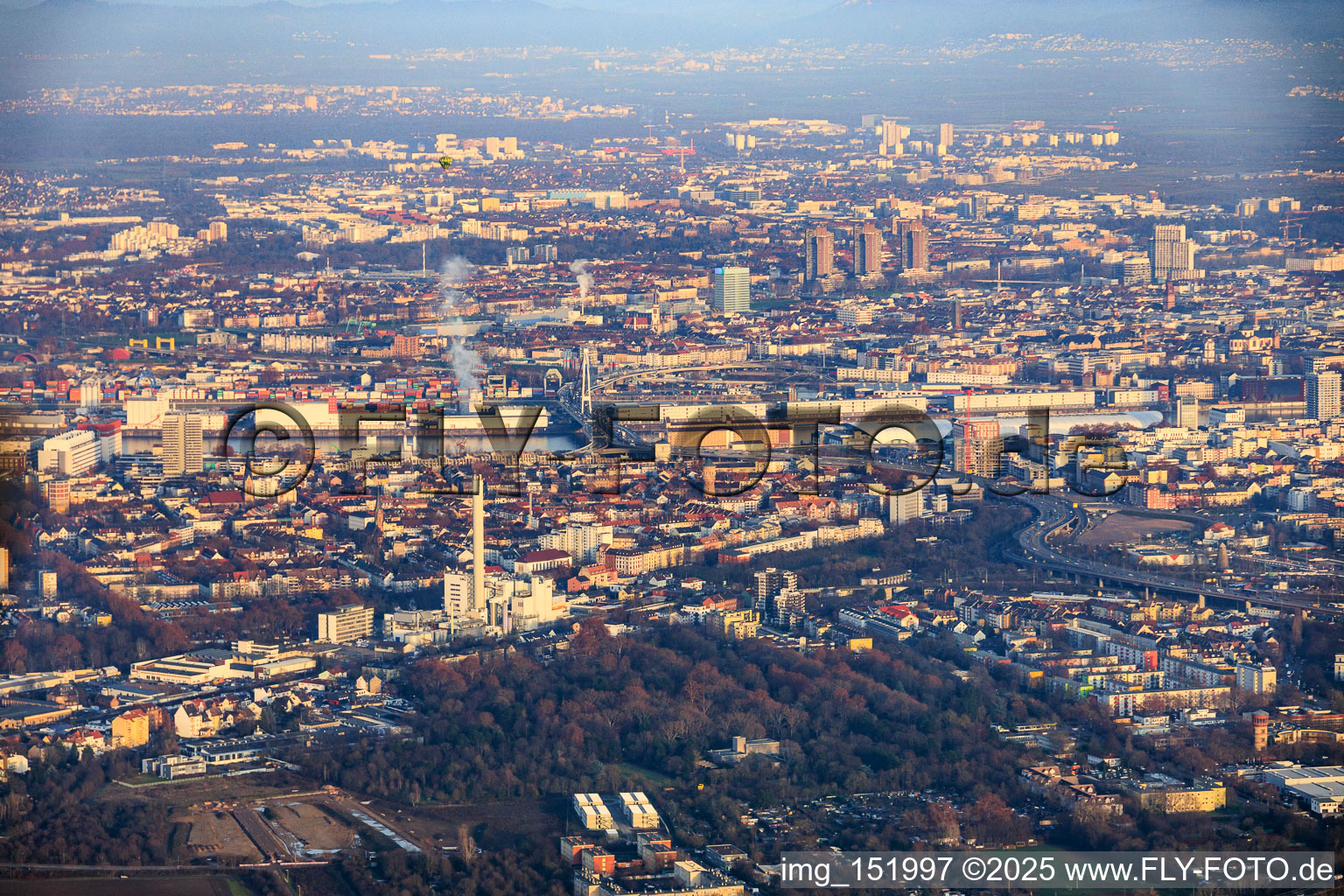 Vue aérienne de Vue de la ville depuis l'ouest et de Mannheim de l'autre côté du Rhin à le quartier Hemshof in Ludwigshafen am Rhein dans le département Rhénanie-Palatinat, Allemagne
