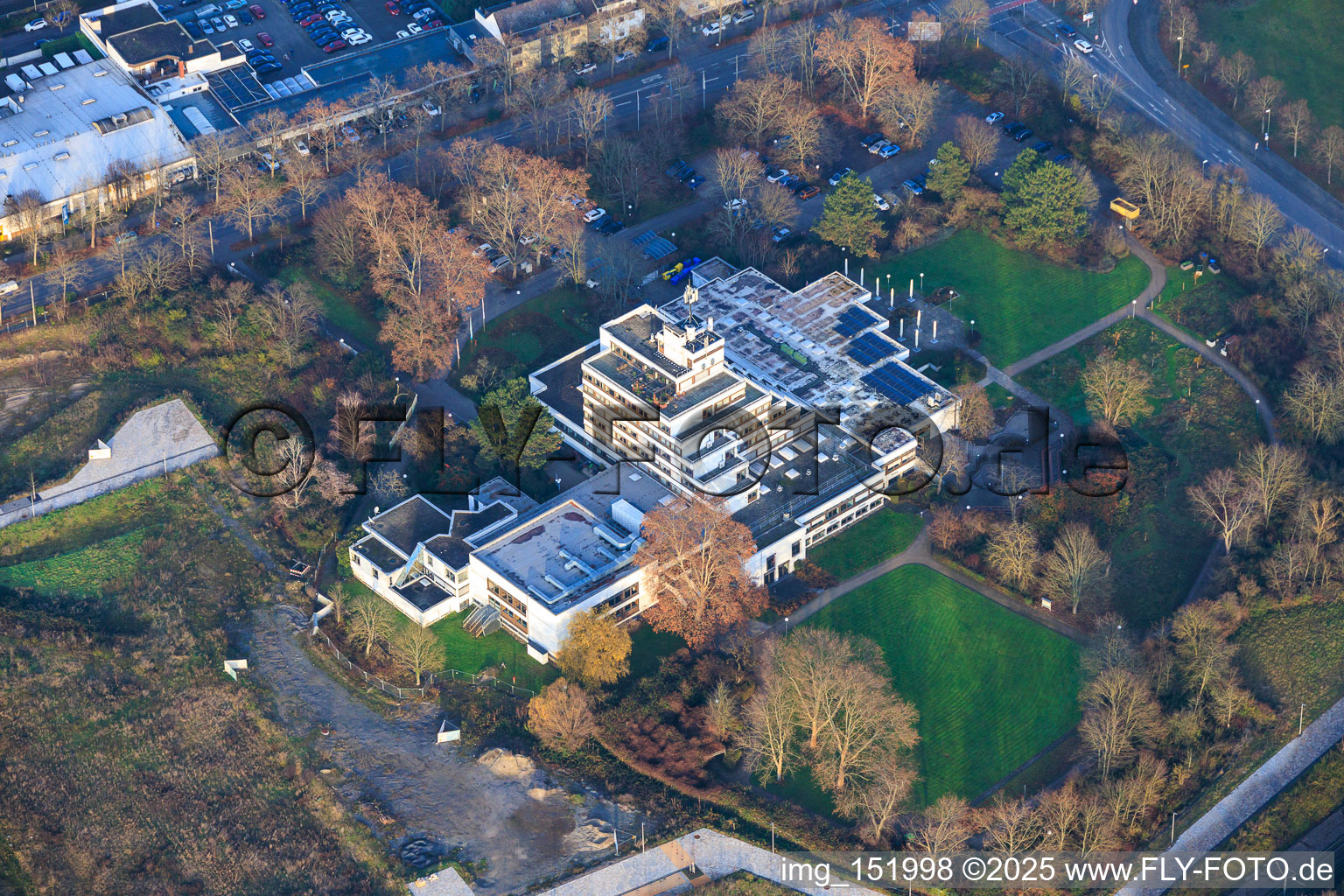 Vue aérienne de Hôtel Heinrich Pesch et Maison Heinrich Pesch - Académie catholique Rhin-Neckar à le quartier West in Ludwigshafen am Rhein dans le département Rhénanie-Palatinat, Allemagne