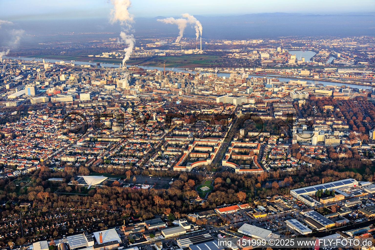 Vue aérienne de Complexe résidentiel Ebertstraße à Ebertpark à le quartier Friesenheim in Ludwigshafen am Rhein dans le département Rhénanie-Palatinat, Allemagne