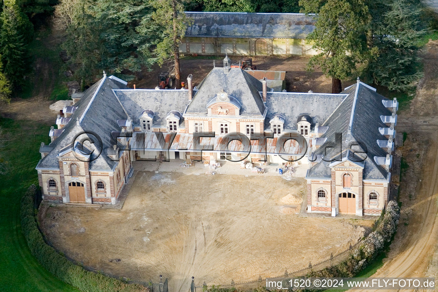 Vue aérienne de Château du Domaine de la Pierre à Coudrecieux dans le département Sarthe, France