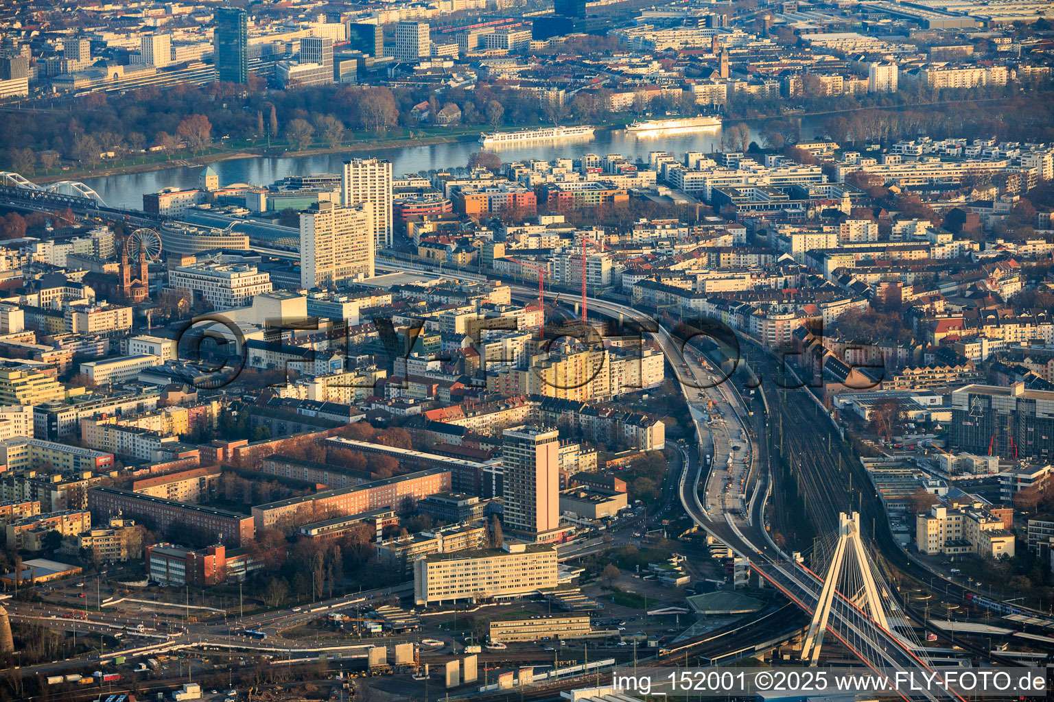 Vue aérienne de Chantier de rénovation de l'autoroute surélevée sud (B37) entre la gare centrale et le pont Konrad-Adenauer sur le Rhin à le quartier Mitte in Ludwigshafen am Rhein dans le département Rhénanie-Palatinat, Allemagne