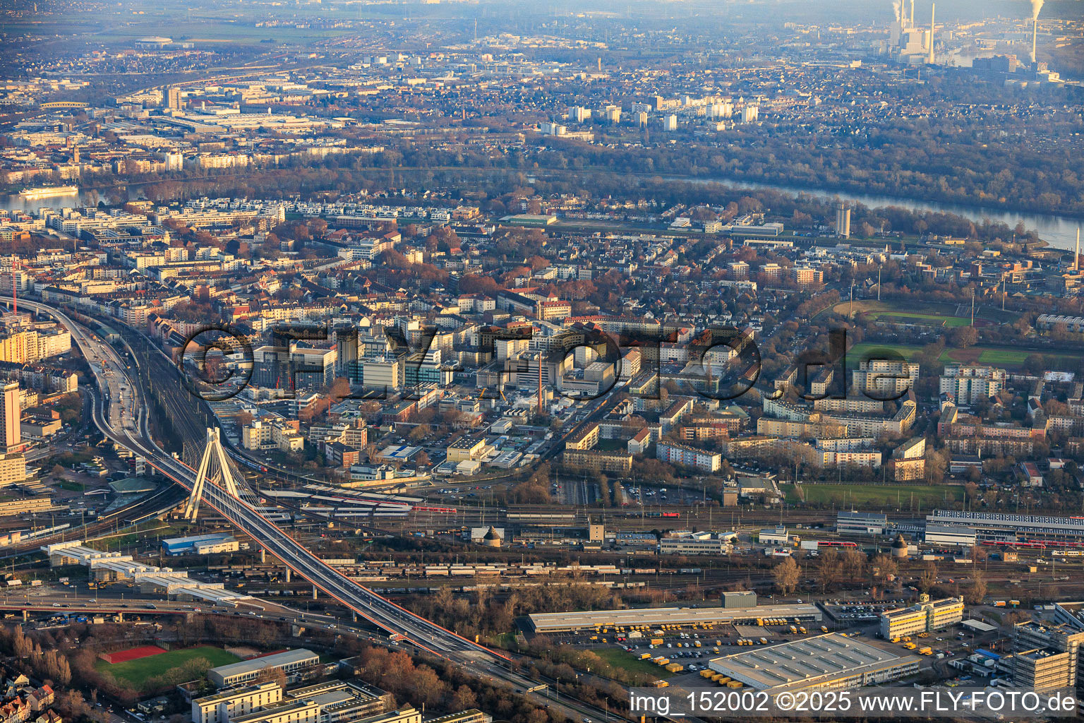 Vue aérienne de Pont à pylônes et chantier de rénovation de l'autoroute surélevée B37 au-dessus de la gare principale à le quartier Süd in Ludwigshafen am Rhein dans le département Rhénanie-Palatinat, Allemagne