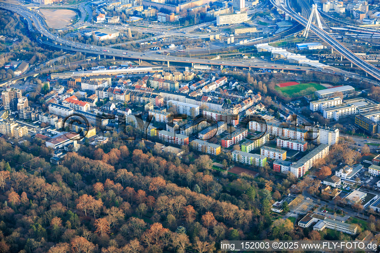 Vue aérienne de Valentin-Bauer-Siedlung au-delà du cimetière principal de la Burgundenstrasse à le quartier West in Ludwigshafen am Rhein dans le département Rhénanie-Palatinat, Allemagne
