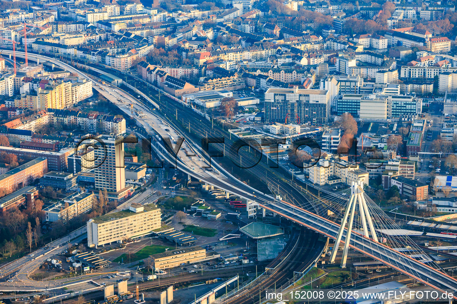 Vue aérienne de Pont à pylônes au-dessus de la gare principale et chantier de rénovation de l'autoroute surélevée Süd (B37) à le quartier Süd in Ludwigshafen am Rhein dans le département Rhénanie-Palatinat, Allemagne