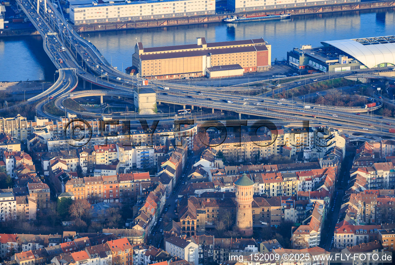Vue aérienne de Routes d'accès de la Hochstraße Nord (B44) au Kurt-Schuhmacher-Brücke via le Rhin avec le silo à grains ZG Raiffeisen et neska Schiffahrts- und Speditionskontor GmbH à le quartier Mitte in Ludwigshafen am Rhein dans le département Rhénanie-Palatinat, Allemagne