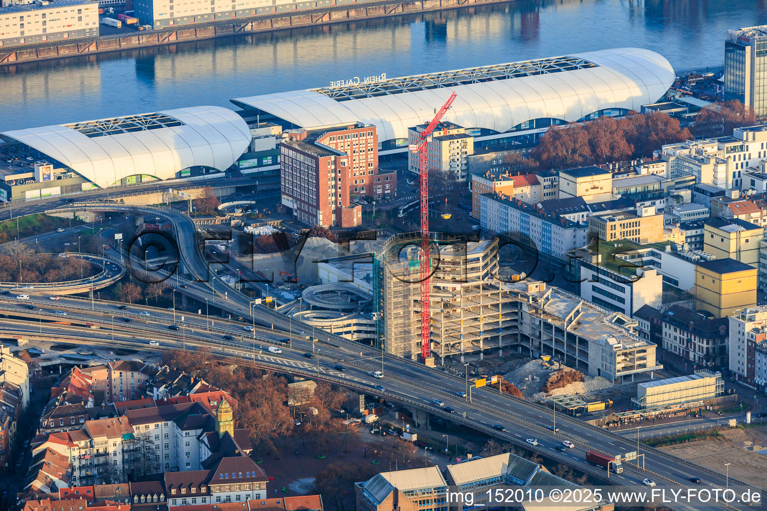 Vue aérienne de L'ancien hôtel de ville de Ludwigshafen, partiellement démoli, se trouvait dans l'ancien centre de l'hôtel de ville, sur l'autoroute surélevée (B44) qui sera encore démolie. à le quartier Mitte in Ludwigshafen am Rhein dans le département Rhénanie-Palatinat, Allemagne