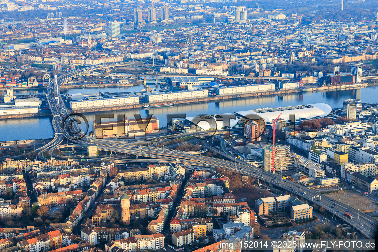 Vue aérienne de L'ancien hôtel de ville de Ludwigshafen, partiellement démoli, se trouvait dans l'ancien centre de l'hôtel de ville, sur l'autoroute surélevée (B44) qui sera encore démolie. à le quartier West in Ludwigshafen am Rhein dans le département Rhénanie-Palatinat, Allemagne