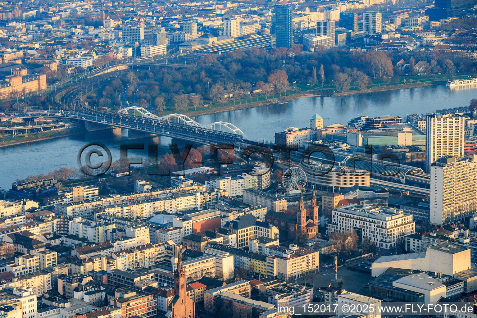 Vue aérienne de Vue d'ensemble de la ville depuis l'ouest jusqu'au Rhin et au pont Konrad Adenauer à le quartier Mitte in Ludwigshafen am Rhein dans le département Rhénanie-Palatinat, Allemagne