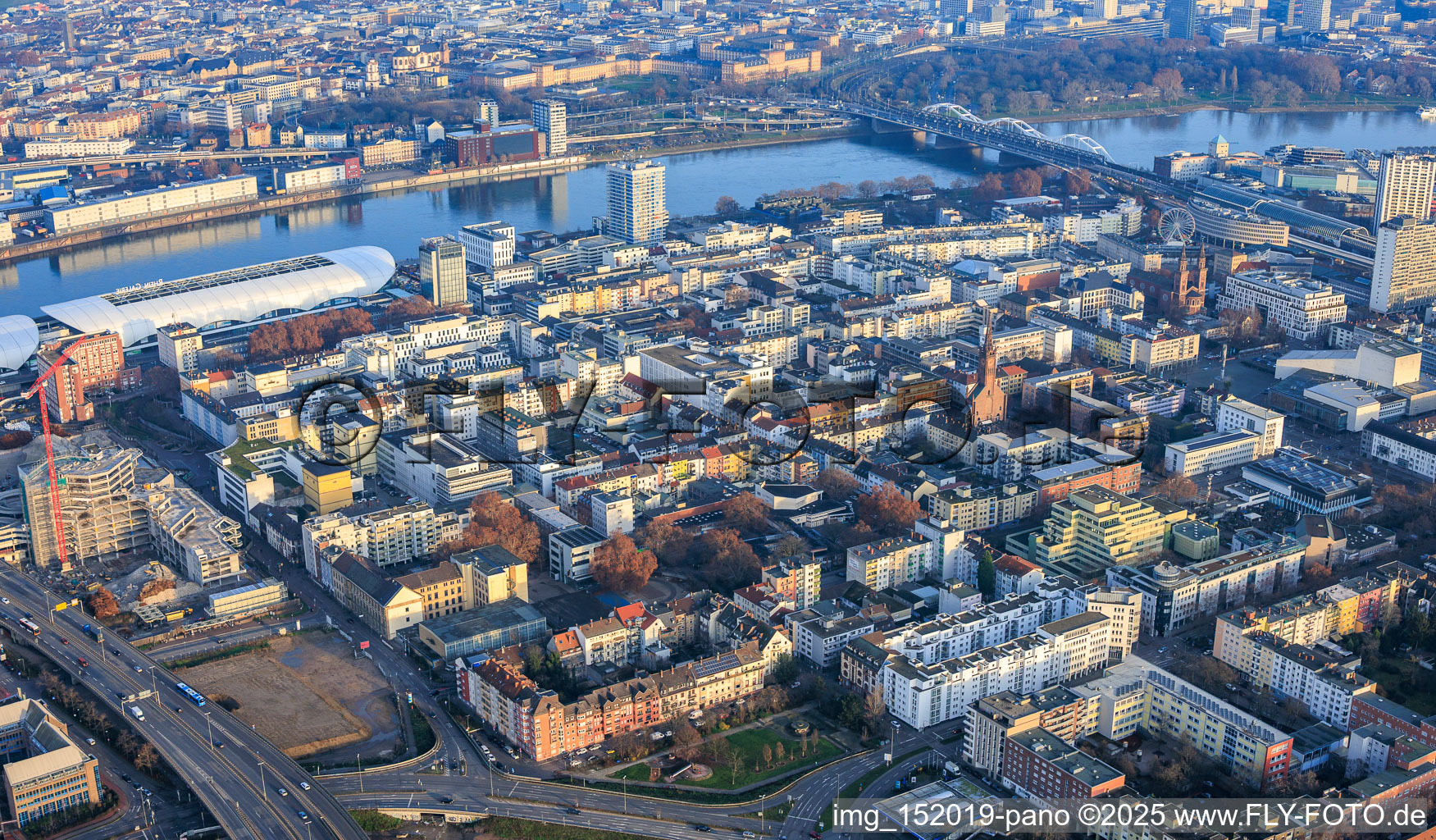 Vue aérienne de Vue d'ensemble de la ville depuis l'ouest jusqu'au Rhin et au pont Konrad Adenauer à le quartier Mitte in Ludwigshafen am Rhein dans le département Rhénanie-Palatinat, Allemagne