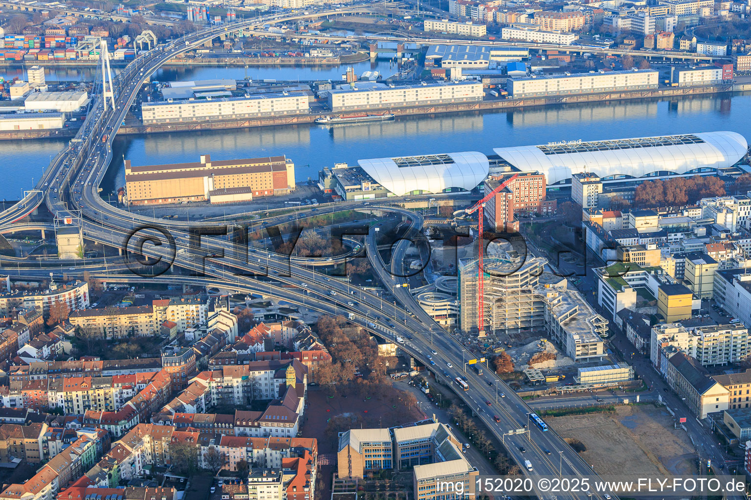 Vue oblique de L'ancien hôtel de ville de Ludwigshafen, partiellement démoli, se trouvait dans l'ancien centre de l'hôtel de ville, sur l'autoroute surélevée (B44) qui sera encore démolie. à le quartier Mitte in Ludwigshafen am Rhein dans le département Rhénanie-Palatinat, Allemagne