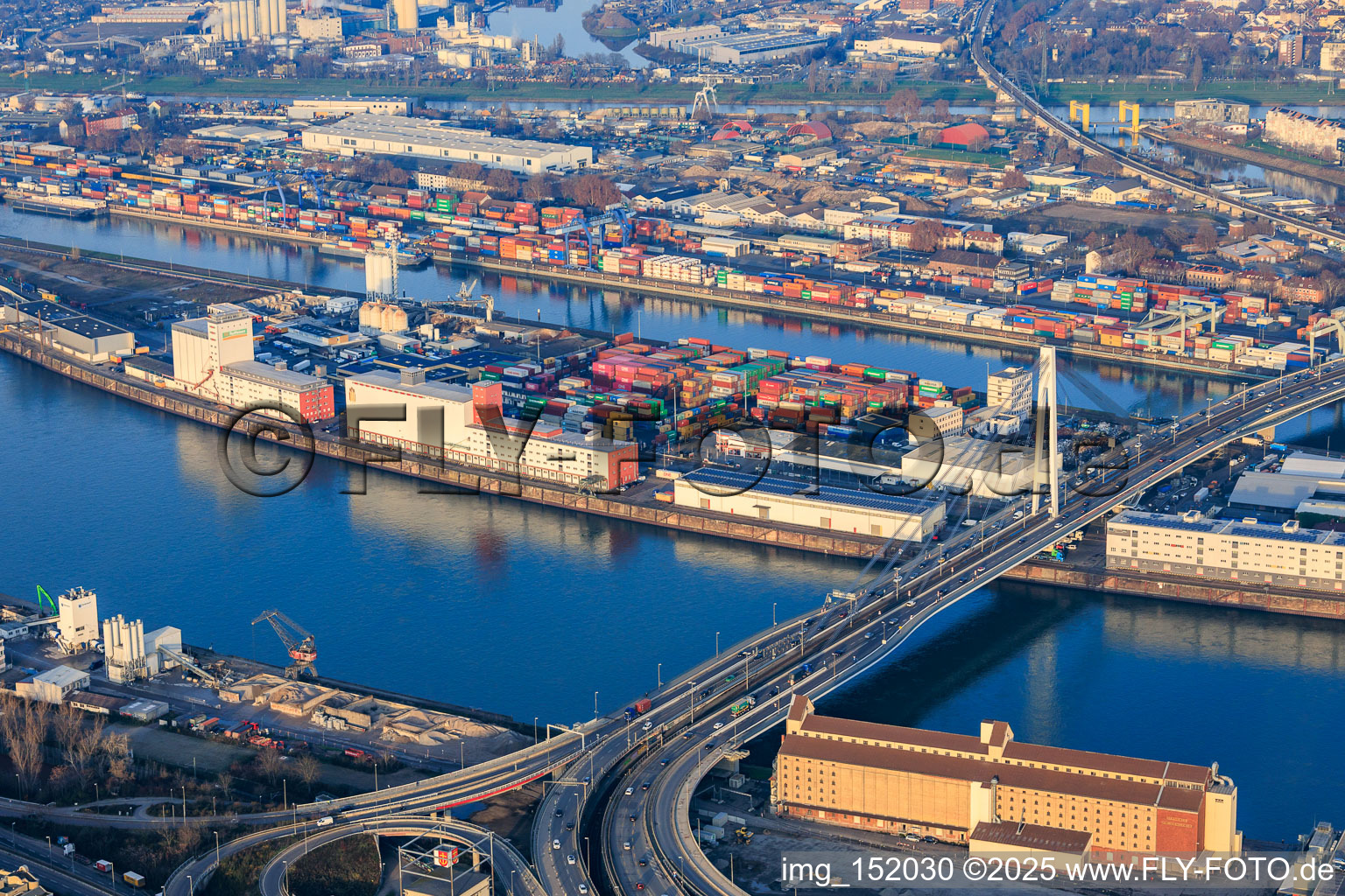 Vue aérienne de Promontoire entre le Rhin et Mühlauhafen sous le pont Kurt-Schuhmacher à le quartier Innenstadt in Mannheim dans le département Bade-Wurtemberg, Allemagne