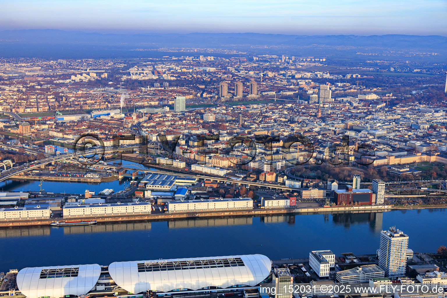 Vue aérienne de Vue de la ville depuis l'ouest, entre le Rhin et le Neckar. à le quartier Innenstadt in Mannheim dans le département Bade-Wurtemberg, Allemagne