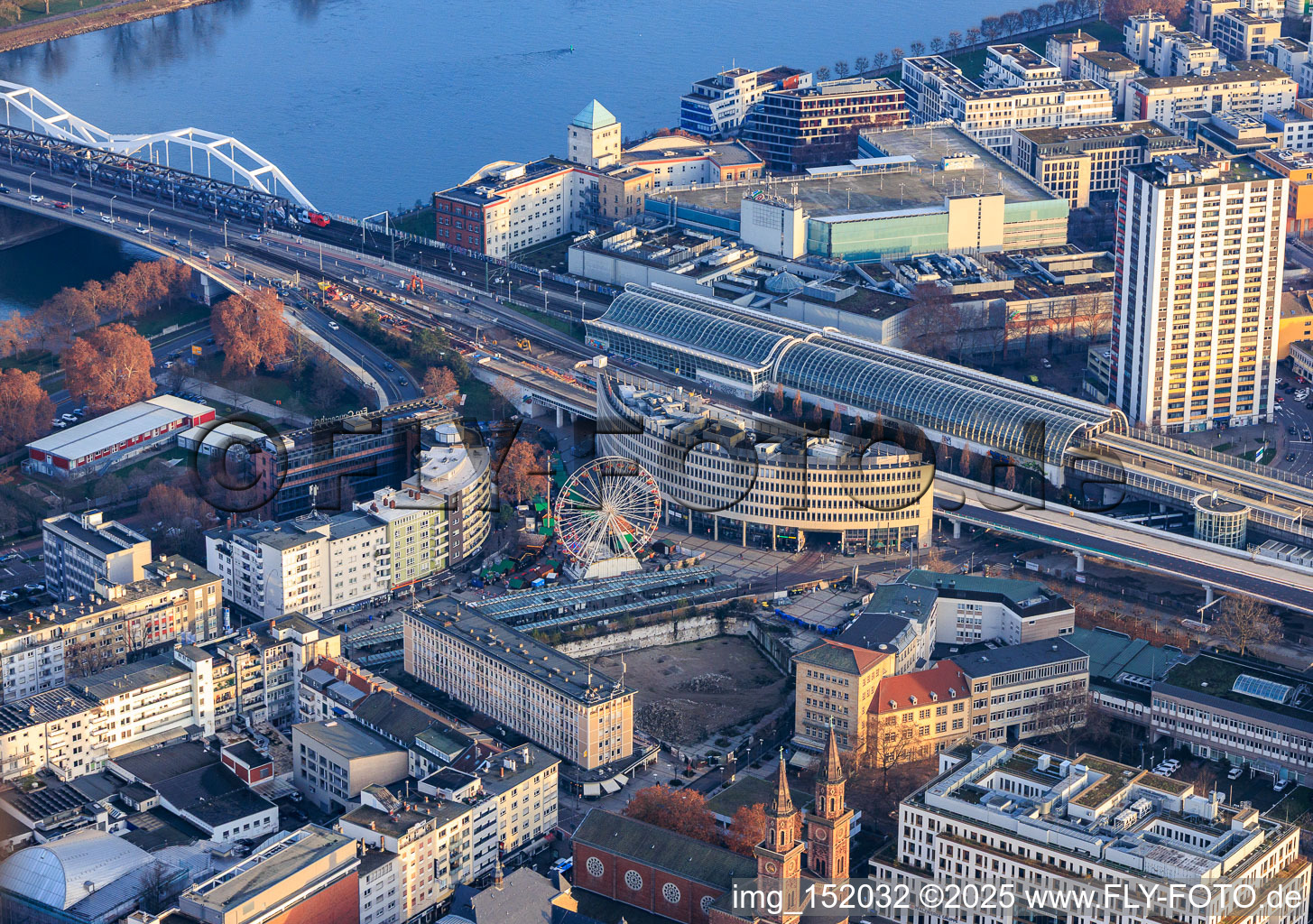Vue aérienne de Grand trou à Ludwigshafen et Berliner Platz avec une grande roue sur le marché de Noël devant la clinique Apollonia Kurpfalz à le quartier Mitte in Ludwigshafen am Rhein dans le département Rhénanie-Palatinat, Allemagne