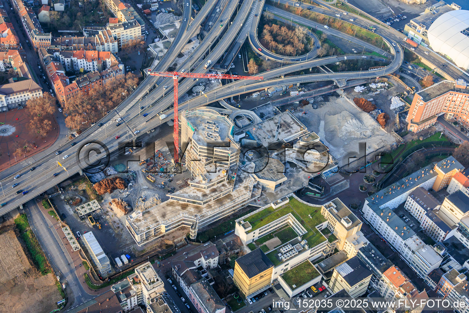 Enregistrement par drone de L'ancien hôtel de ville de Ludwigshafen, partiellement démoli, se trouvait dans l'ancien centre de l'hôtel de ville, sur l'autoroute surélevée (B44) qui sera encore démolie. à le quartier Mitte in Ludwigshafen am Rhein dans le département Rhénanie-Palatinat, Allemagne