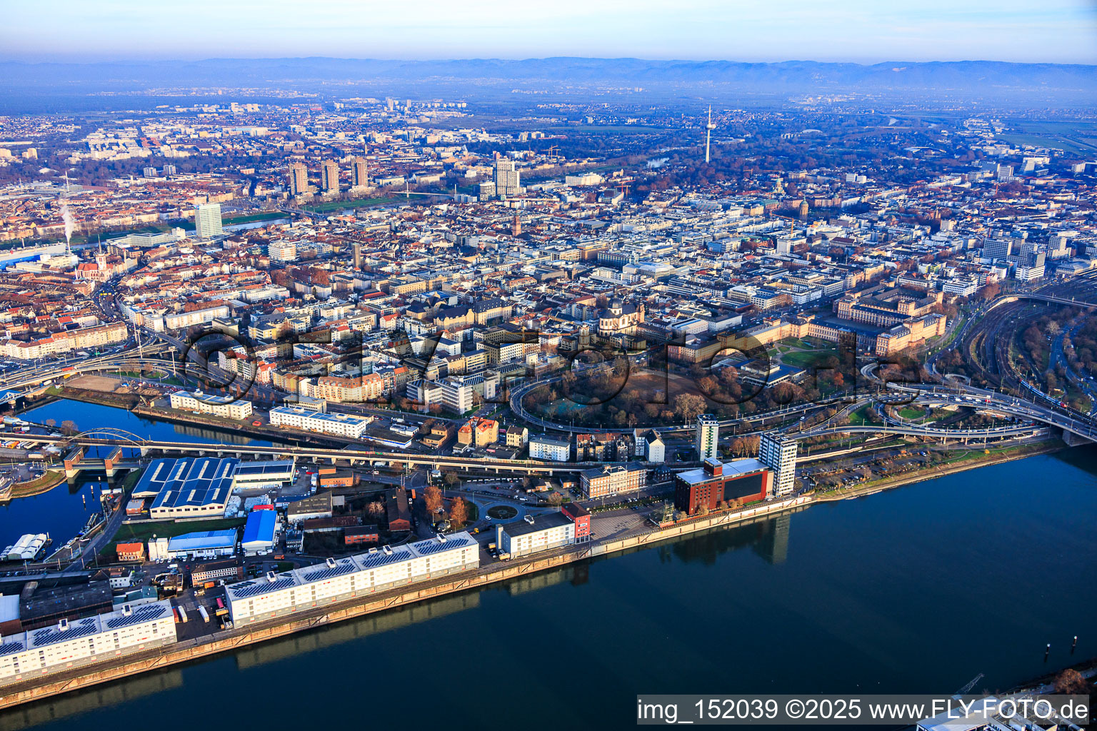 Vue aérienne de Vue de la ville depuis l'ouest, entre le Rhin et le Neckar. à le quartier Innenstadt in Mannheim dans le département Bade-Wurtemberg, Allemagne