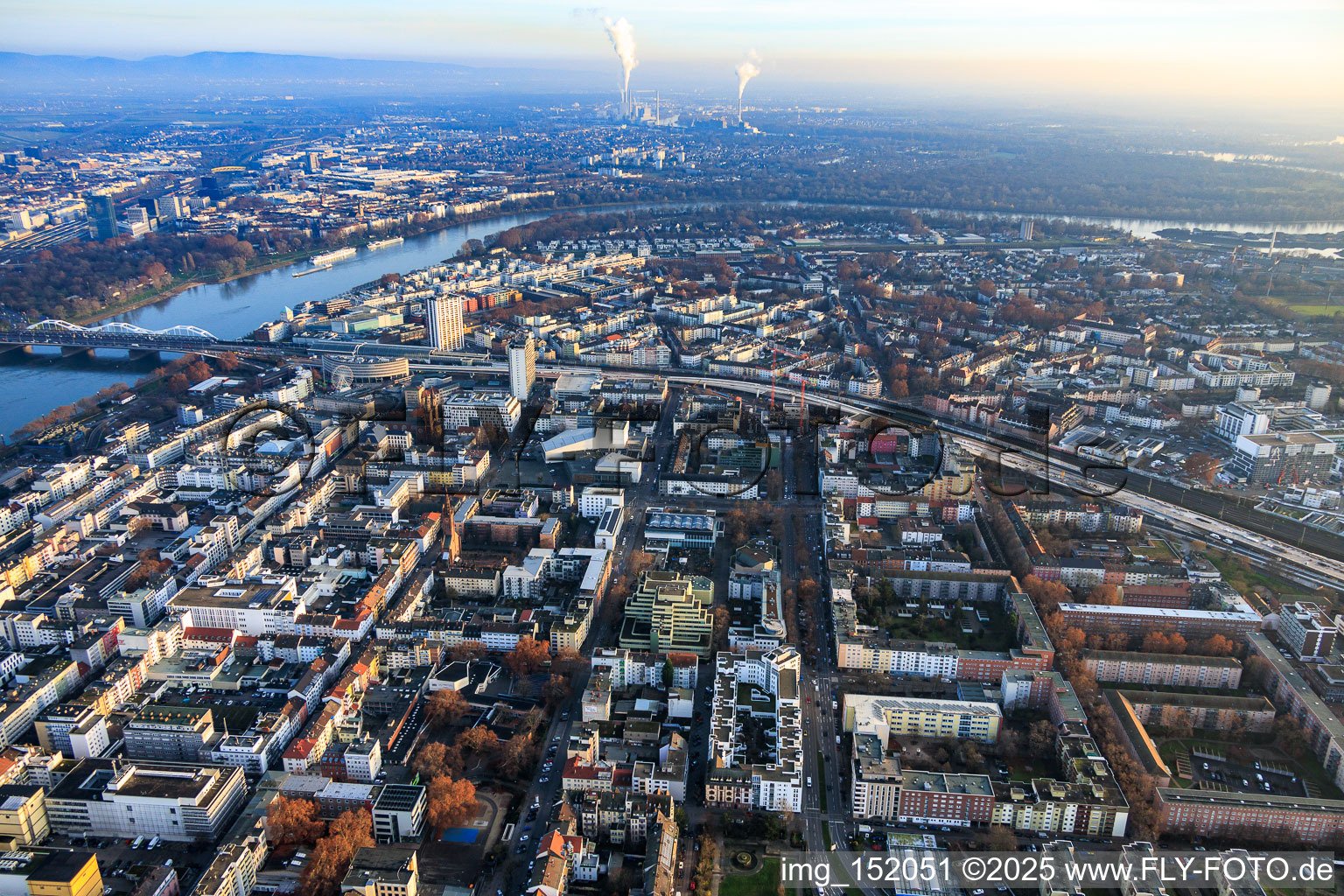 Vue aérienne de Heiningstraße et Berliner Straße depuis le nord-ouest à le quartier Mitte in Ludwigshafen am Rhein dans le département Rhénanie-Palatinat, Allemagne