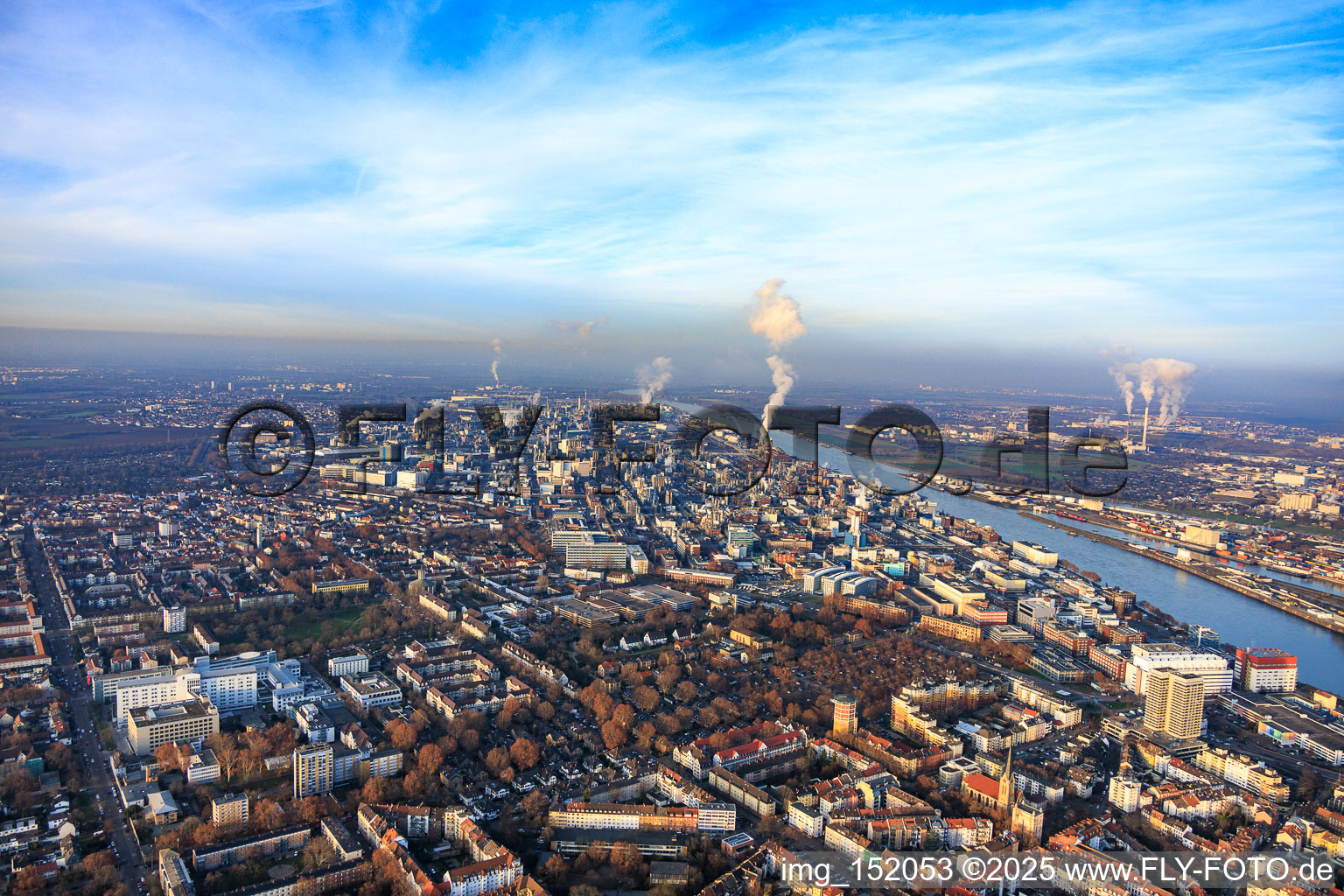 Vue aérienne de Usine chimique BASF sur le Rhin en venant du sud à le quartier BASF in Ludwigshafen am Rhein dans le département Rhénanie-Palatinat, Allemagne