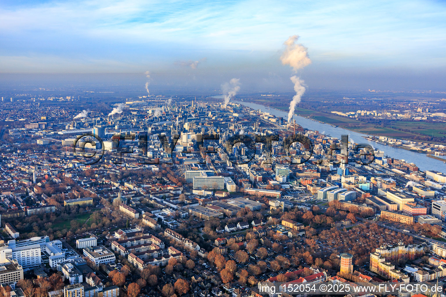 Vue aérienne de Usine chimique BASF sur le Rhin en venant du sud à le quartier BASF in Ludwigshafen am Rhein dans le département Rhénanie-Palatinat, Allemagne