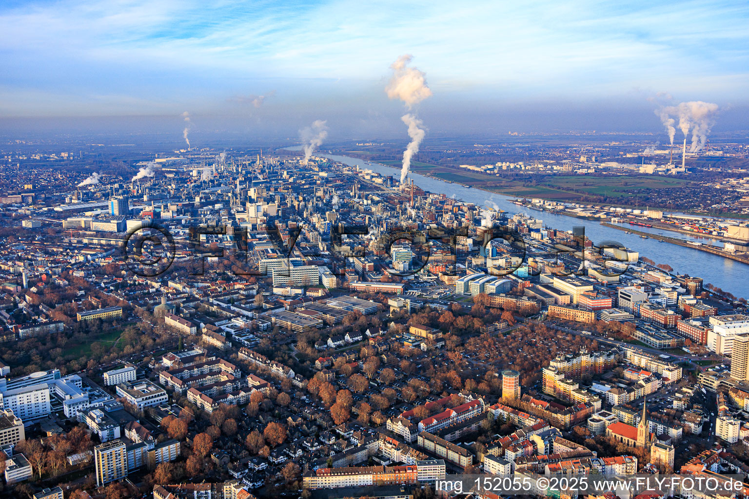 Photographie aérienne de Usine chimique BASF sur le Rhin en venant du sud à le quartier BASF in Ludwigshafen am Rhein dans le département Rhénanie-Palatinat, Allemagne