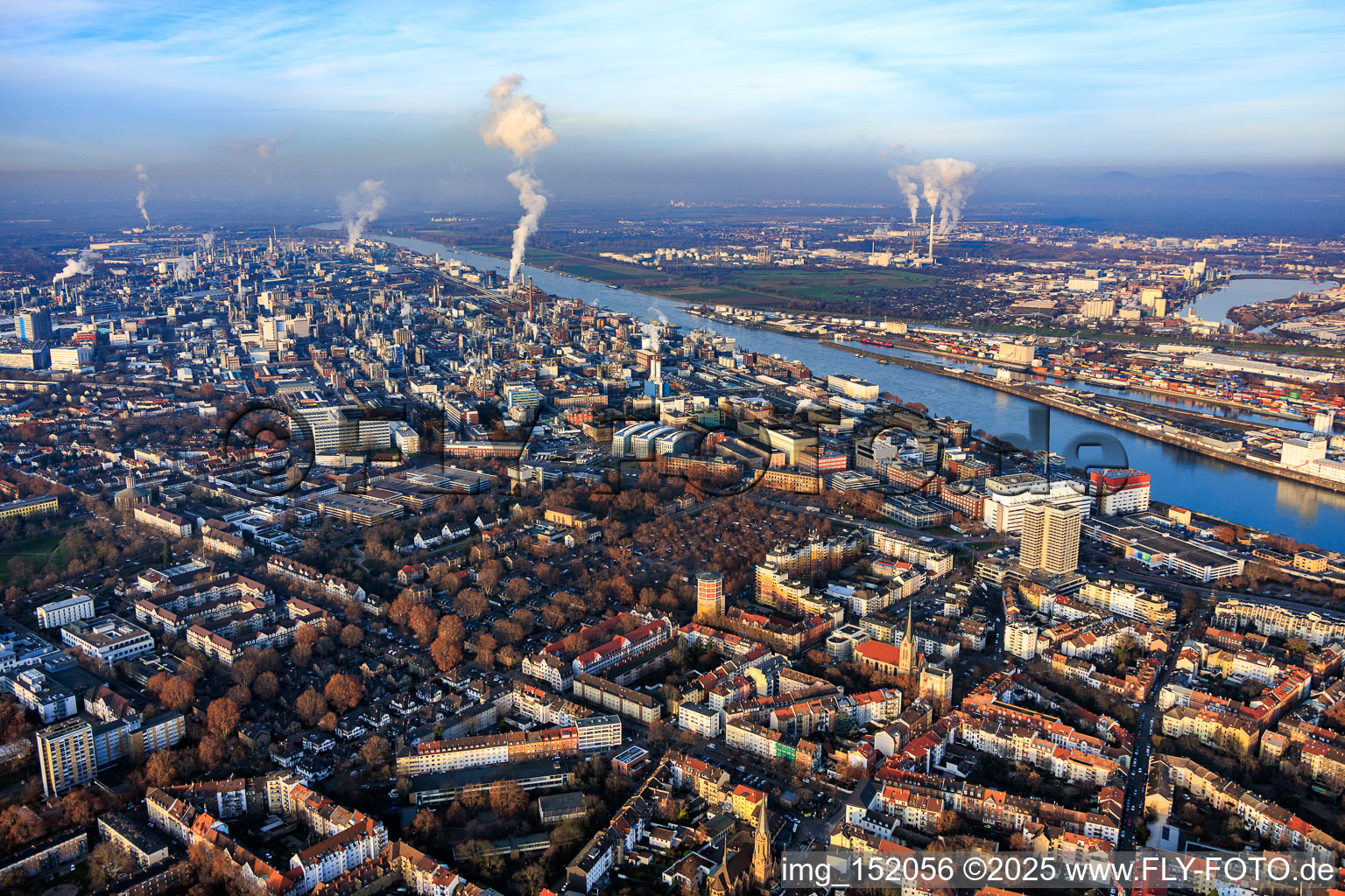 Vue oblique de Usine chimique BASF sur le Rhin en venant du sud à le quartier BASF in Ludwigshafen am Rhein dans le département Rhénanie-Palatinat, Allemagne