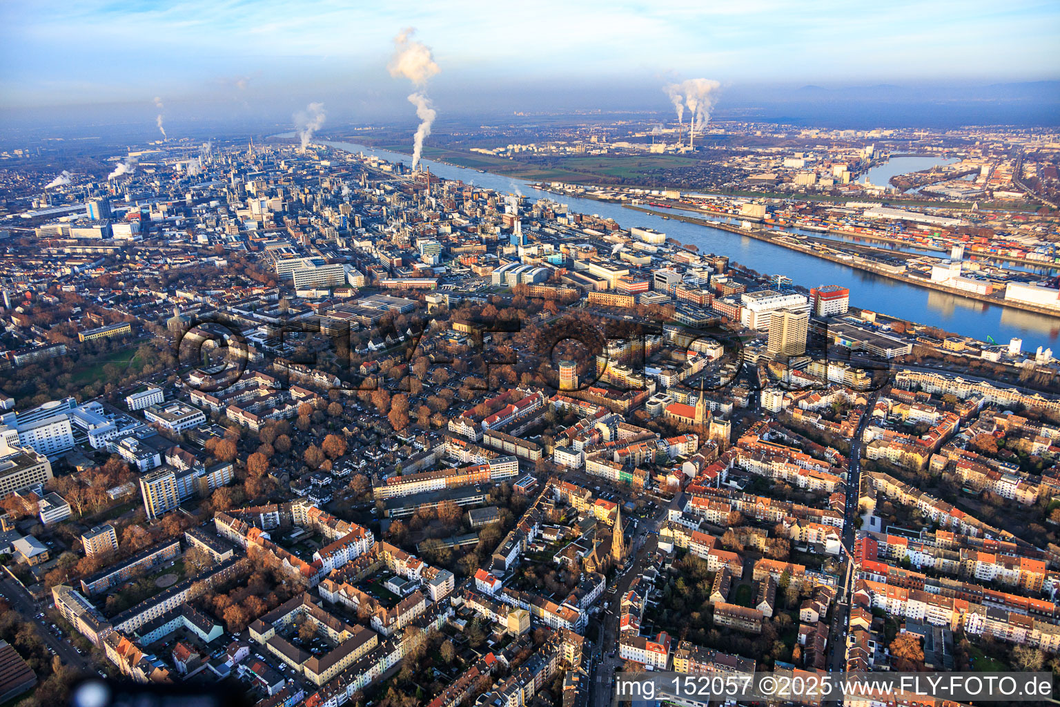 Usine chimique BASF sur le Rhin en venant du sud à le quartier BASF in Ludwigshafen am Rhein dans le département Rhénanie-Palatinat, Allemagne d'en haut