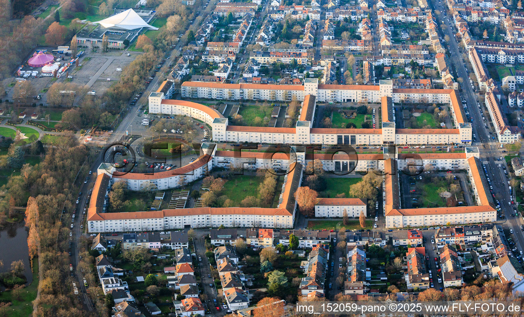 Vue aérienne de Complexe résidentiel Ebertstraße à Ebertpark à le quartier Friesenheim in Ludwigshafen am Rhein dans le département Rhénanie-Palatinat, Allemagne
