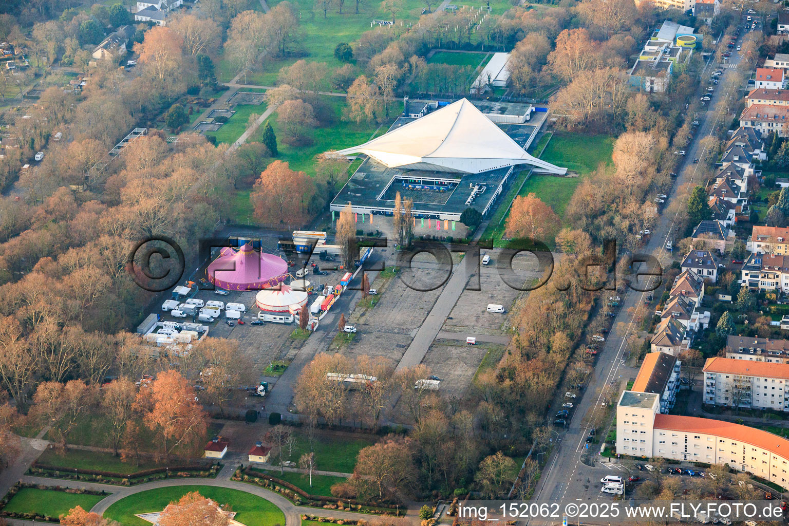 Vue aérienne de Friedrich-Ebert-Halle et cirque sur le parking d'Ebertpark à le quartier Friesenheim in Ludwigshafen am Rhein dans le département Rhénanie-Palatinat, Allemagne